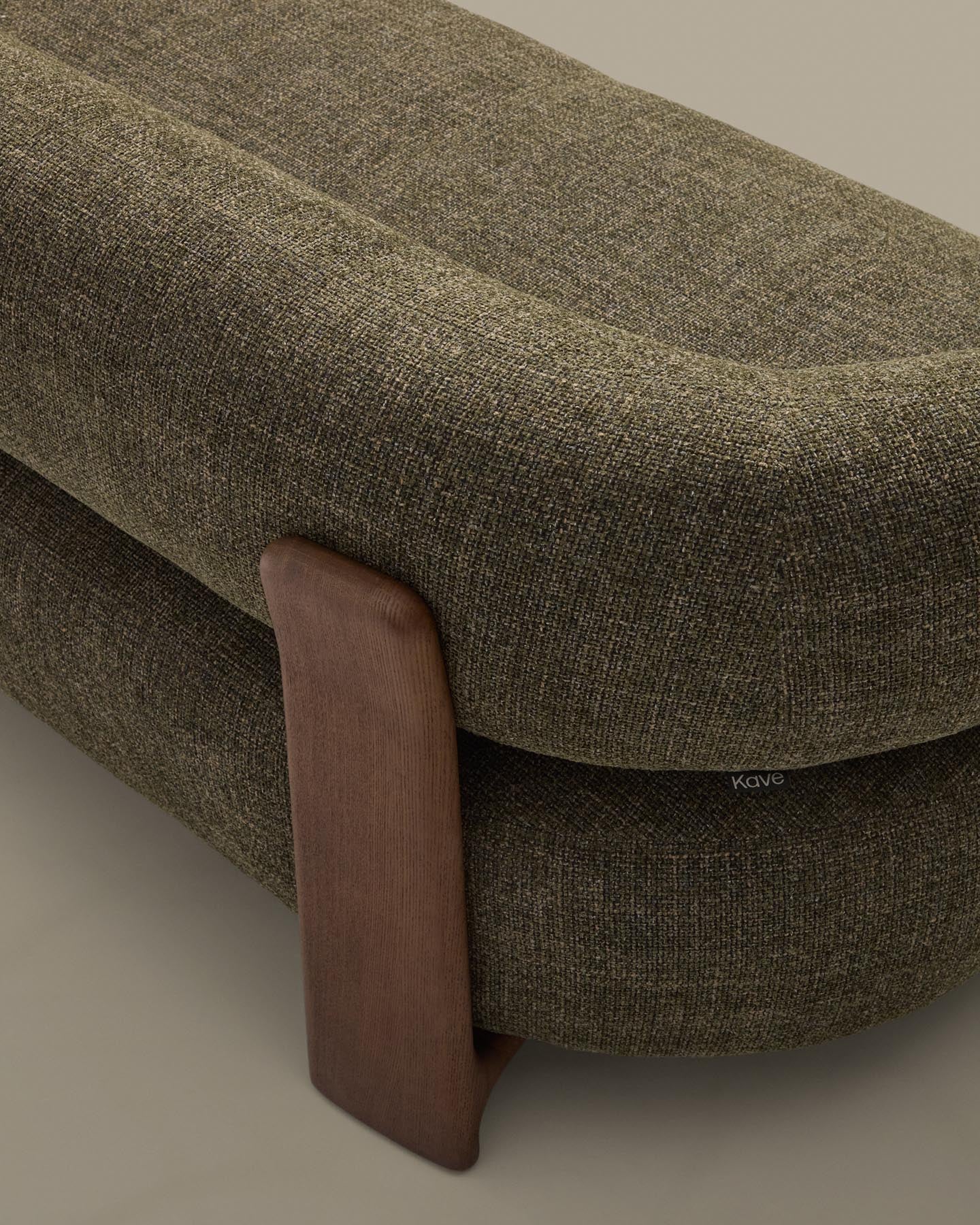 2-Sitzer-Sofa Granite mit grüner Chenille und Beinen aus massivem Eschenholz mit Nussbaumfinish, 155 cm, FSC 100 % in Dunkelgrün präsentiert im Onlineshop von KAQTU Design AG. 2er Sofa ist von Kave Home