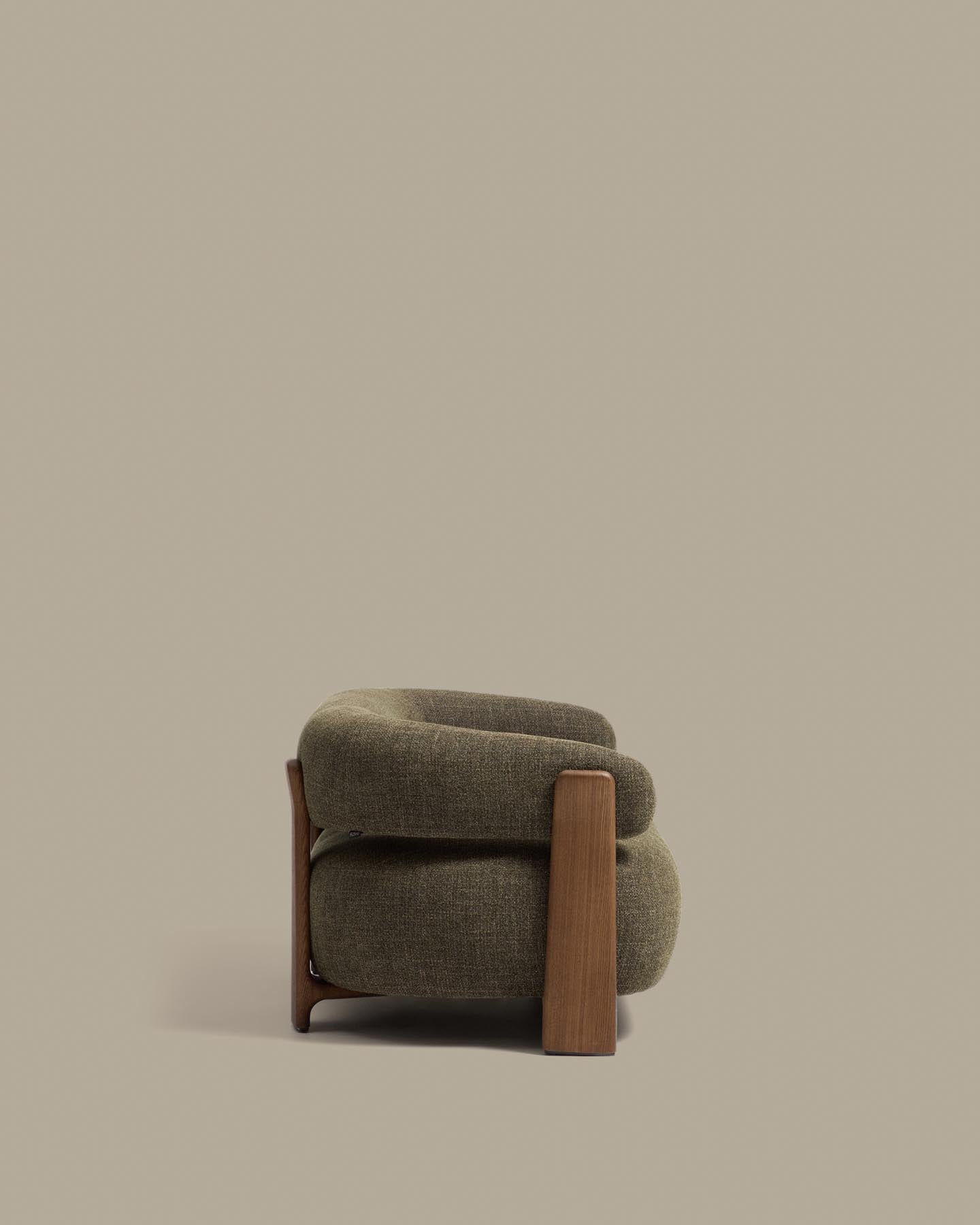 2-Sitzer-Sofa Granite mit grüner Chenille und Beinen aus massivem Eschenholz mit Nussbaumfinish, 155 cm, FSC 100 % in Dunkelgrün präsentiert im Onlineshop von KAQTU Design AG. 2er Sofa ist von Kave Home