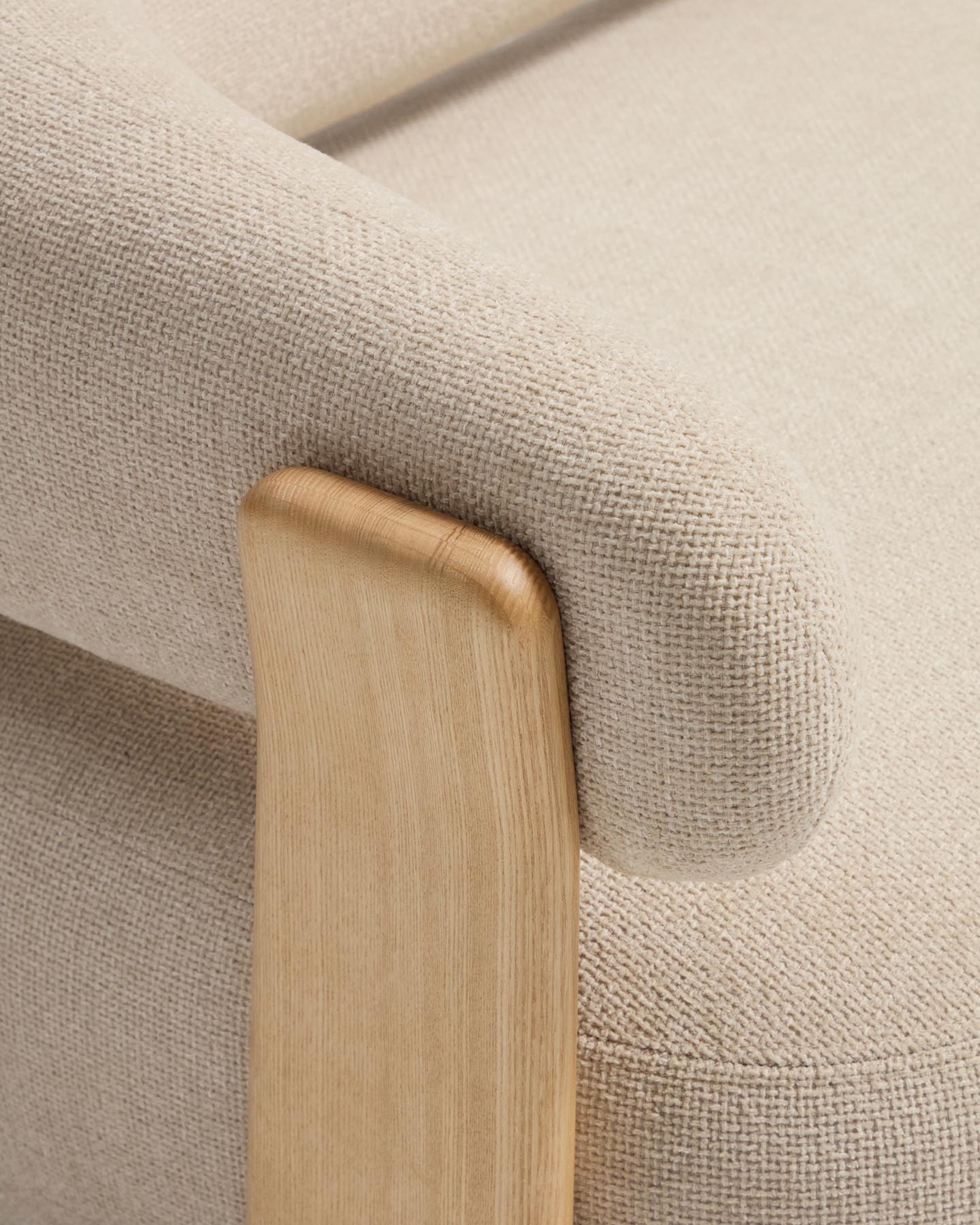 2-Sitzer-Sofa Granite mit beiger Chenille und Beinen aus massivem Eschenholz mit natürlichem Finish, 155 cm, FSC 100 % in Beige präsentiert im Onlineshop von KAQTU Design AG. 2er Sofa ist von Kave Home