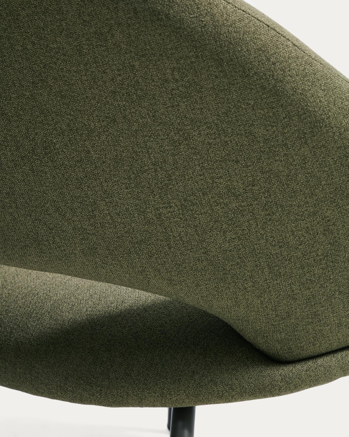 Sessel Bonali mit grüner Chenille und grünen Metallbeinen, FSC Mix Credit  in Grün präsentiert im Onlineshop von KAQTU Design AG. Sessel ist von Kave Home