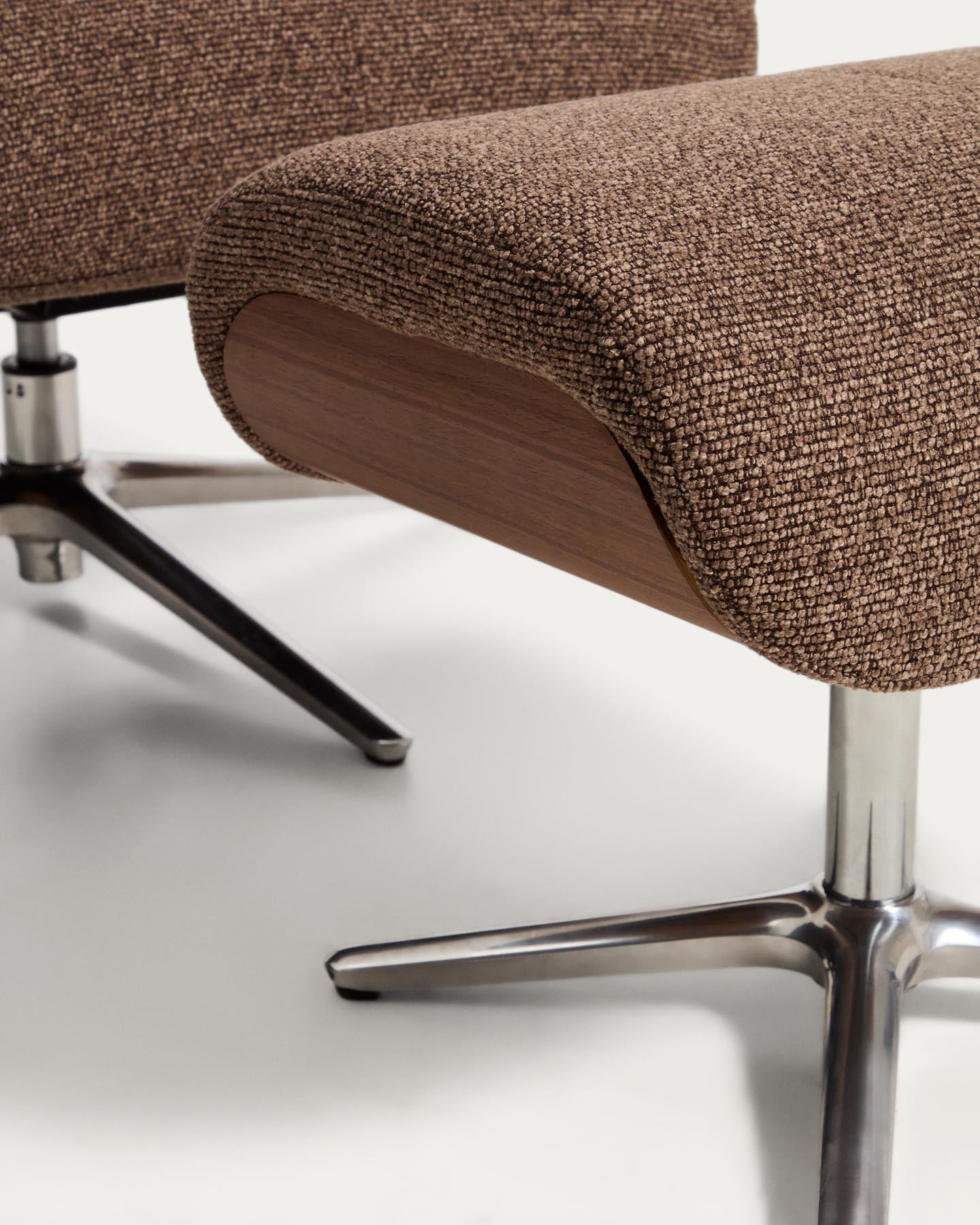 Verstellbarer Drehsessel Toriel mit Fussablage in schokobraunem Microbouclé und mit Beinen aus Aluminium, FSC Mix Credit in Dunkelbraun präsentiert im Onlineshop von KAQTU Design AG. Drehsessel ist von Kave Home
