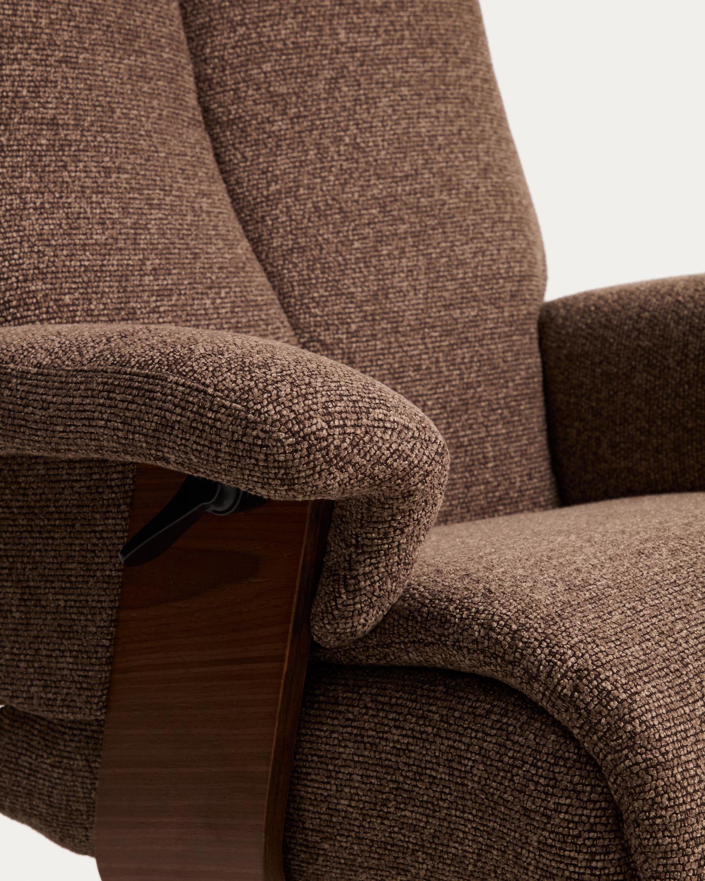 Verstellbarer Drehsessel Toriel mit Fussablage in schokobraunem Microbouclé und mit Beinen aus Aluminium, FSC Mix Credit in Dunkelbraun präsentiert im Onlineshop von KAQTU Design AG. Drehsessel ist von Kave Home