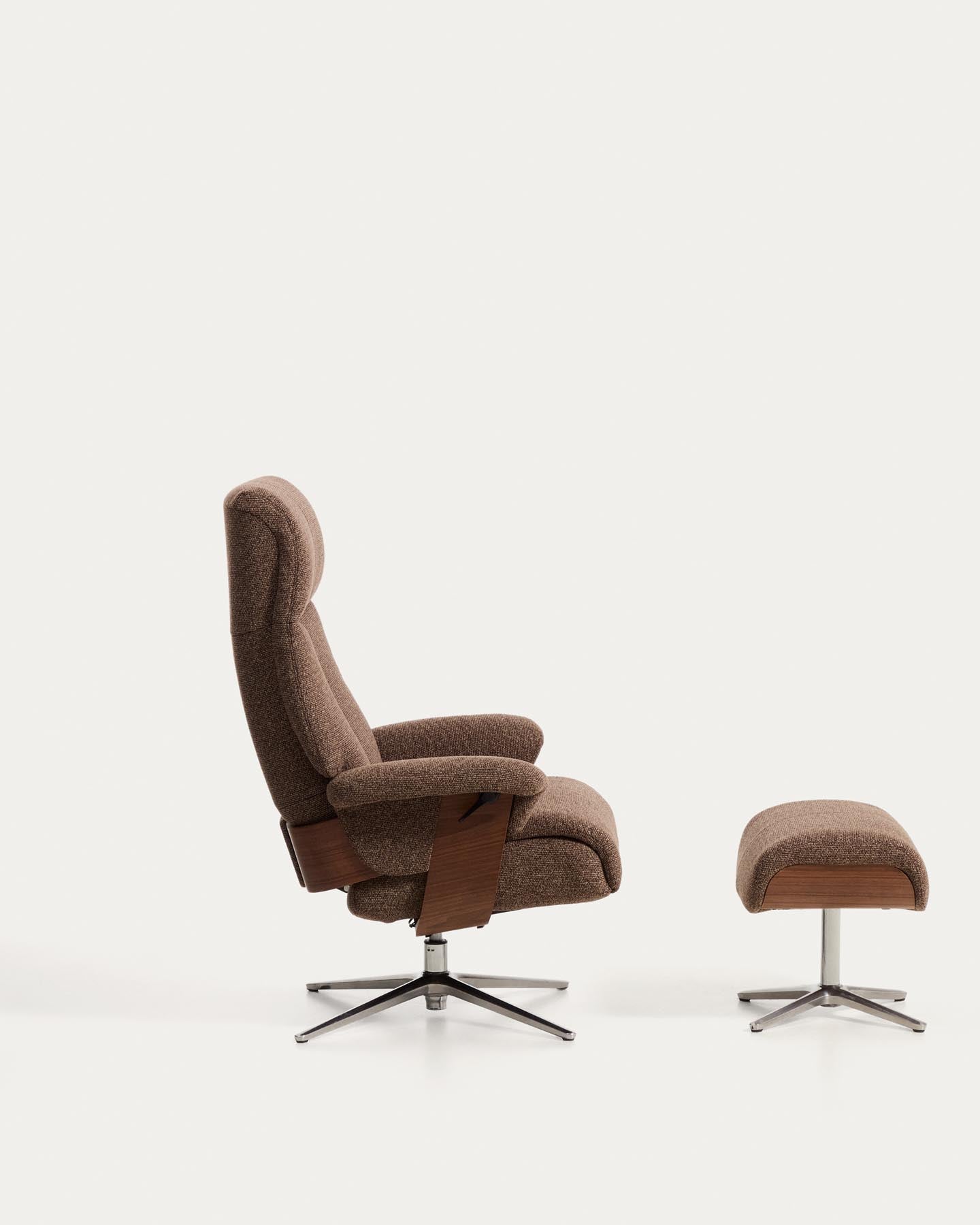Verstellbarer Drehsessel Toriel mit Fussablage in schokobraunem Microbouclé und mit Beinen aus Aluminium, FSC Mix Credit in Dunkelbraun präsentiert im Onlineshop von KAQTU Design AG. Drehsessel ist von Kave Home