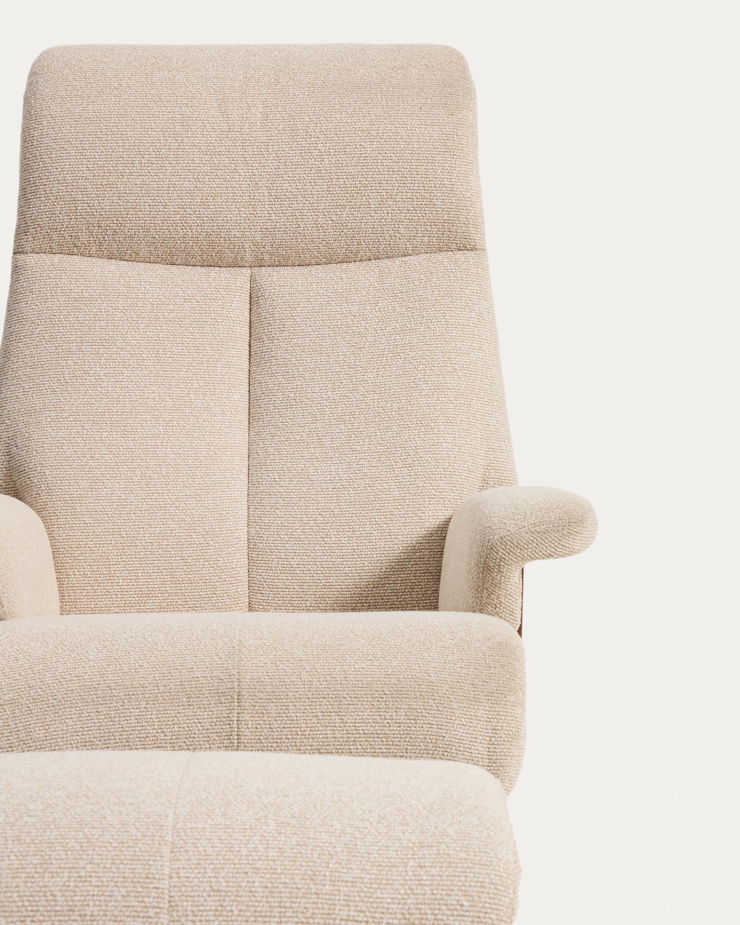 Verstellbarer Drehsessel Toriel mit Fussablage in beigem Microbouclé und mit Beinen aus Aluminium, FSC Mix Credit in Beige präsentiert im Onlineshop von KAQTU Design AG. Drehsessel ist von Kave Home