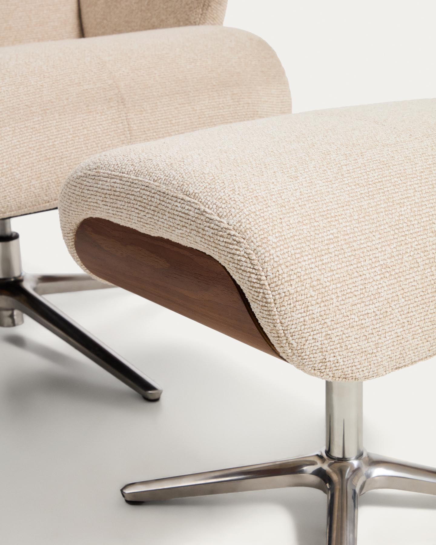 Verstellbarer Drehsessel Toriel mit Fussablage in beigem Microbouclé und mit Beinen aus Aluminium, FSC Mix Credit in Beige präsentiert im Onlineshop von KAQTU Design AG. Drehsessel ist von Kave Home