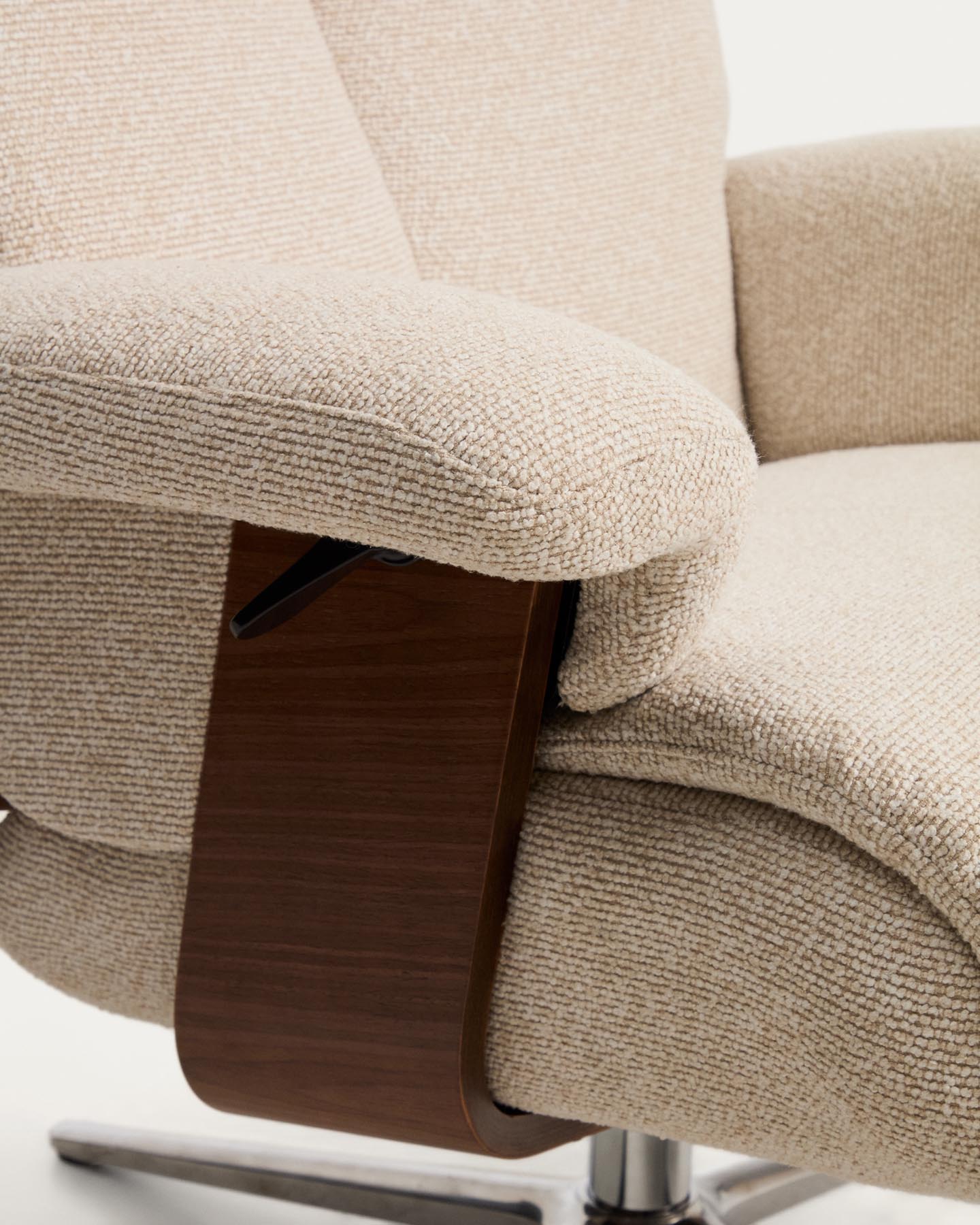 Verstellbarer Drehsessel Toriel mit Fussablage in beigem Microbouclé und mit Beinen aus Aluminium, FSC Mix Credit in Beige präsentiert im Onlineshop von KAQTU Design AG. Drehsessel ist von Kave Home