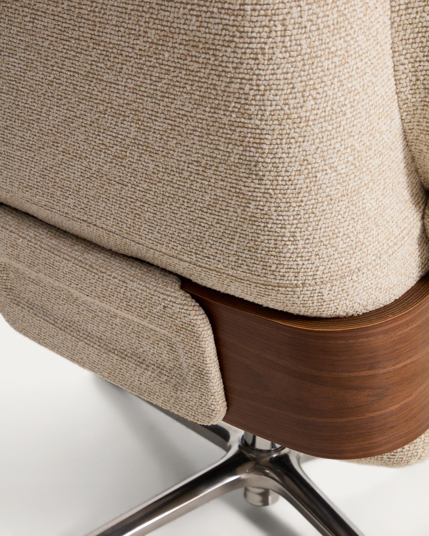 Verstellbarer Drehsessel Toriel mit Fussablage in beigem Microbouclé und mit Beinen aus Aluminium, FSC Mix Credit in Beige präsentiert im Onlineshop von KAQTU Design AG. Drehsessel ist von Kave Home