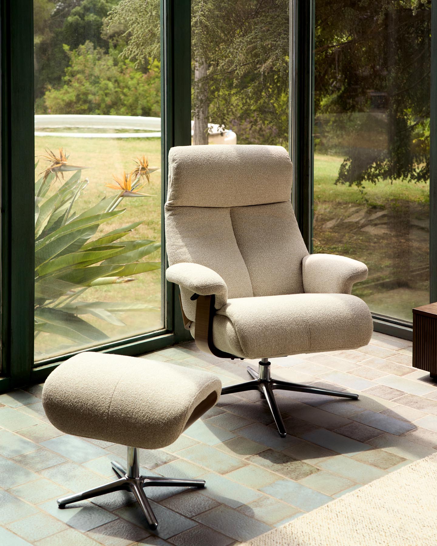 Verstellbarer Drehsessel Toriel mit Fussablage in beigem Microbouclé und mit Beinen aus Aluminium, FSC Mix Credit in Beige präsentiert im Onlineshop von KAQTU Design AG. Drehsessel ist von Kave Home