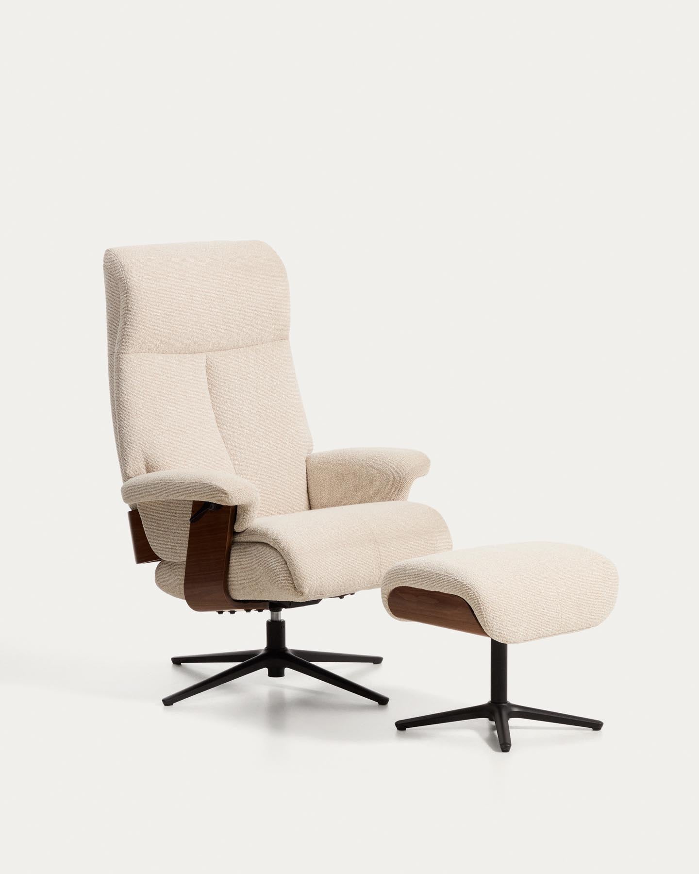 Verstellbarer Drehsessel Toriel mit Fussablage in beigem Microbouclé und mit Beinen aus Aluminium mit schwarzem Finish, FSC Mix Credit in Beige präsentiert im Onlineshop von KAQTU Design AG. Drehsessel ist von Kave Home