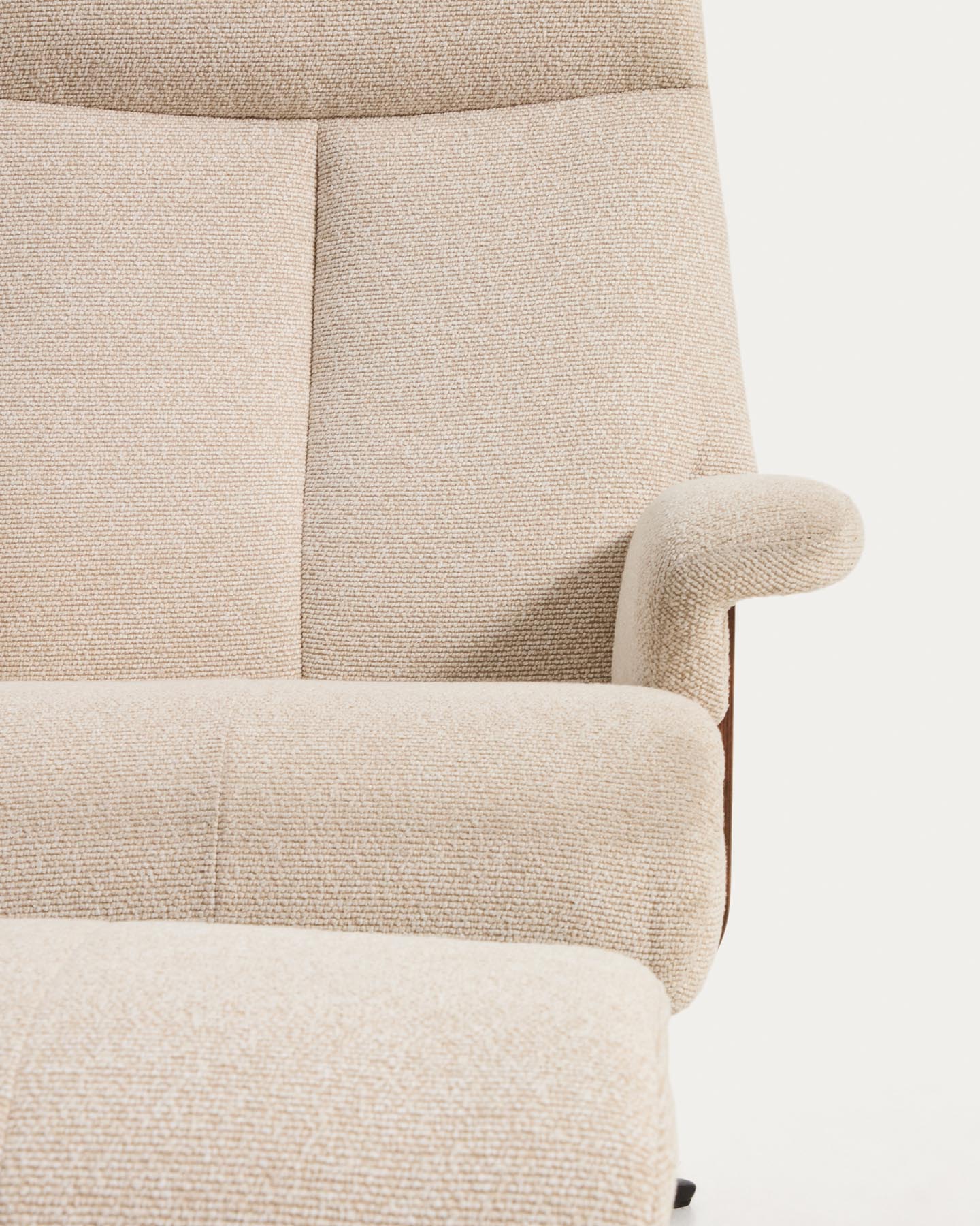 Verstellbarer Drehsessel Toriel mit Fussablage in beigem Microbouclé und mit Beinen aus Aluminium mit schwarzem Finish, FSC Mix Credit in Beige präsentiert im Onlineshop von KAQTU Design AG. Drehsessel ist von Kave Home