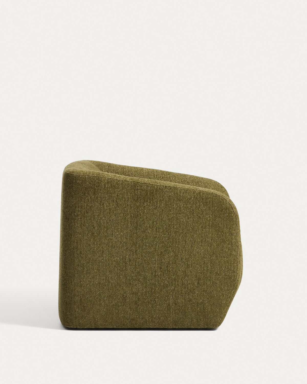 Olivgrüner Sessel Milare mit Chenille-Bezug, schwarzen Kunststoffgleitern und geschwungener Rückenlehne, Sitzbreite 53 cm.