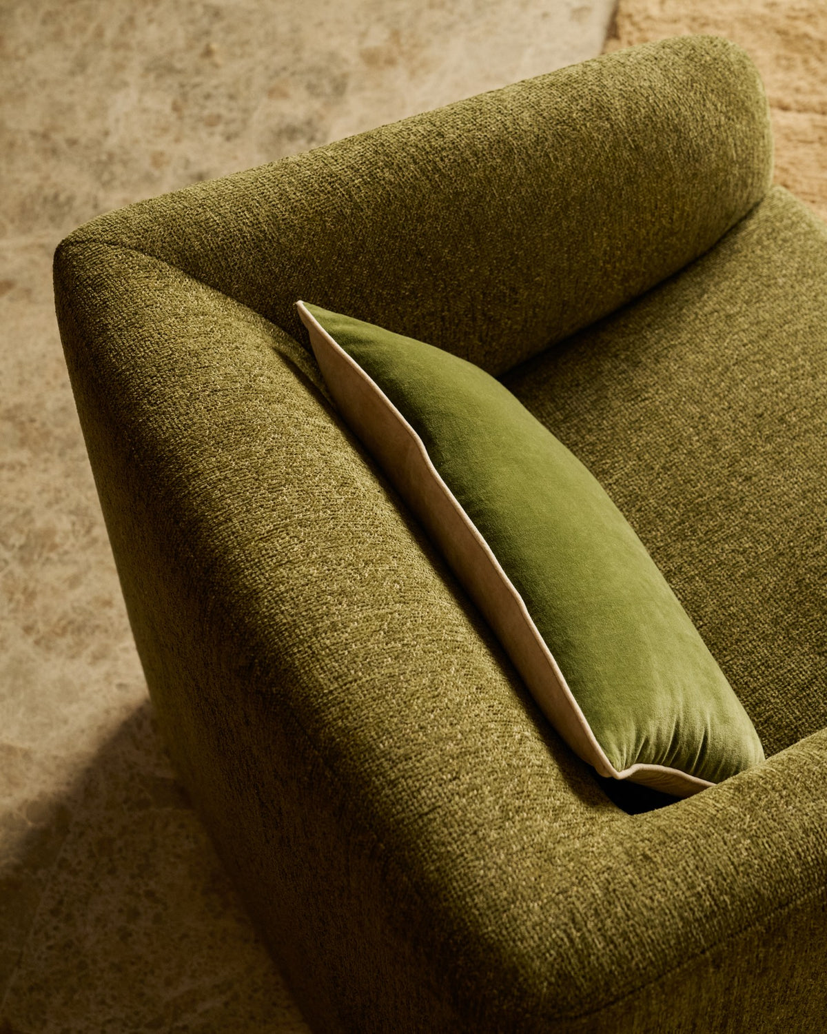 Olivgrüner Sessel Milare mit Chenille-Bezug, schwarzen Kunststoffgleitern und geschwungener Rückenlehne, Sitzbreite 53 cm.
