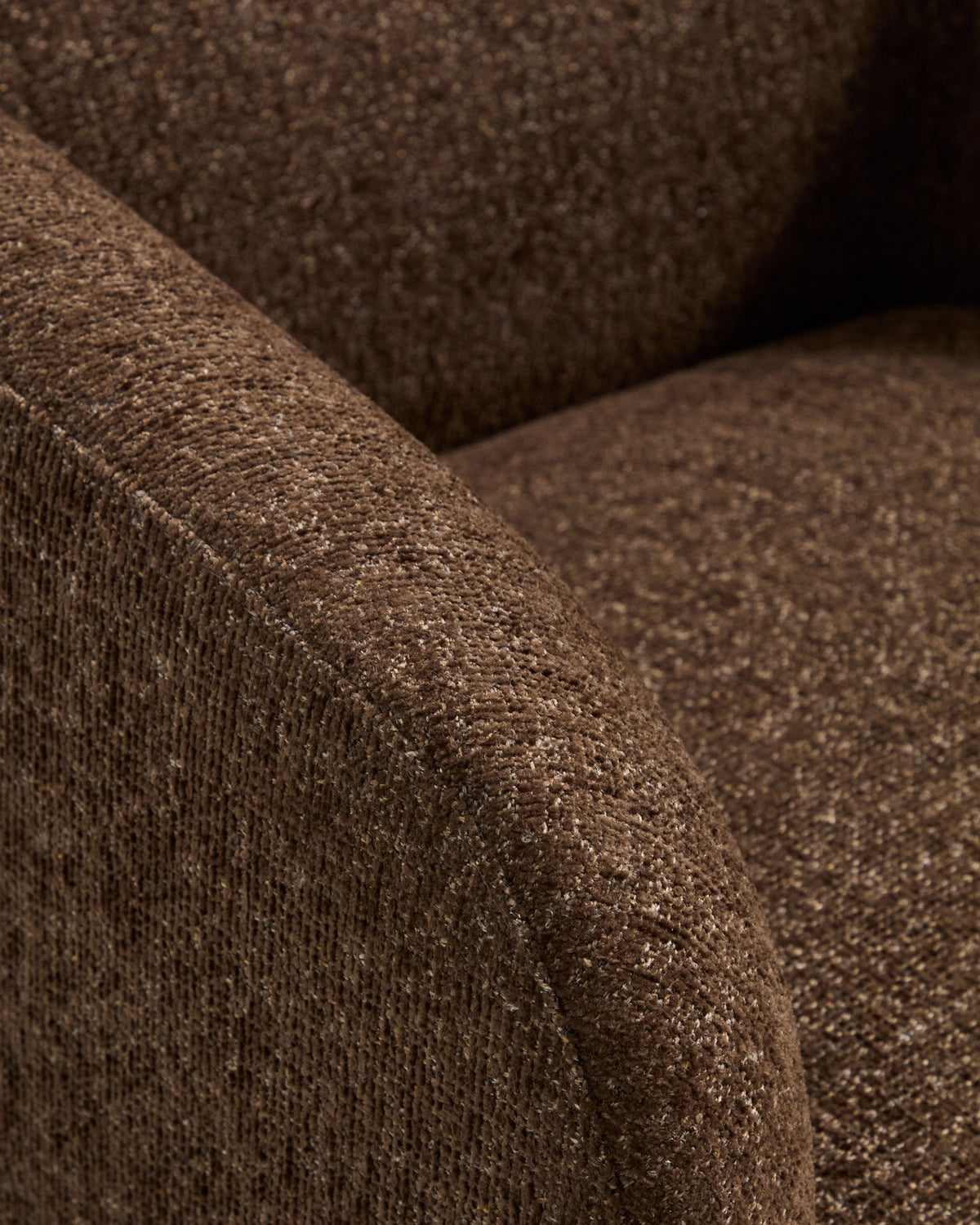 Sessel Milare mit dunkelbraunem Chenille-Bezug, abgerundeten Armlehnen und Kunststoffgleitern, Sperrholzgestell, Masse 83x82x70 cm.