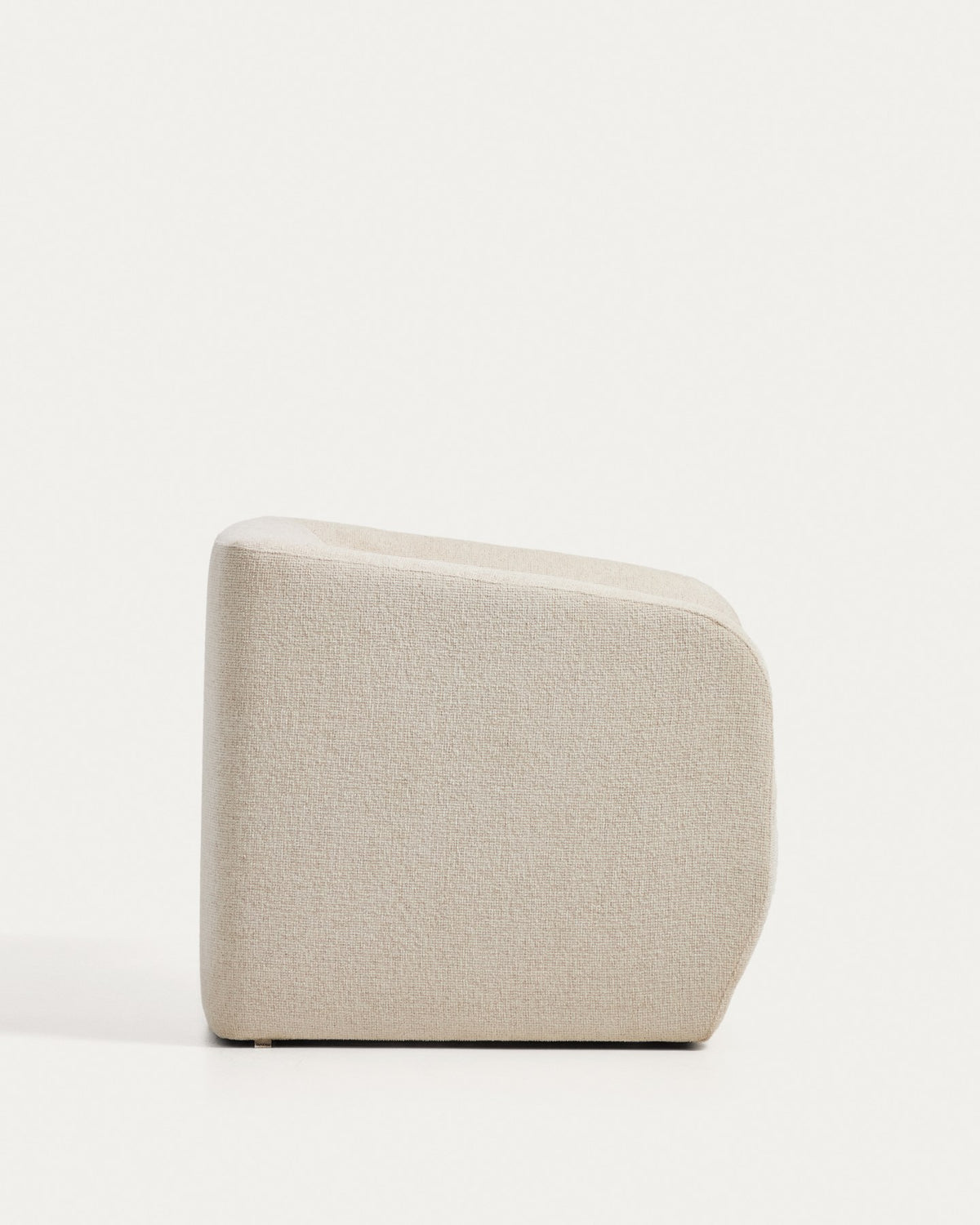 Beiger Sessel Milare aus Chenille-Stoff mit geschwungener Rückenlehne, Armlehnen und Kunststoffgleitern, Frontalansicht des Möbelstücks.