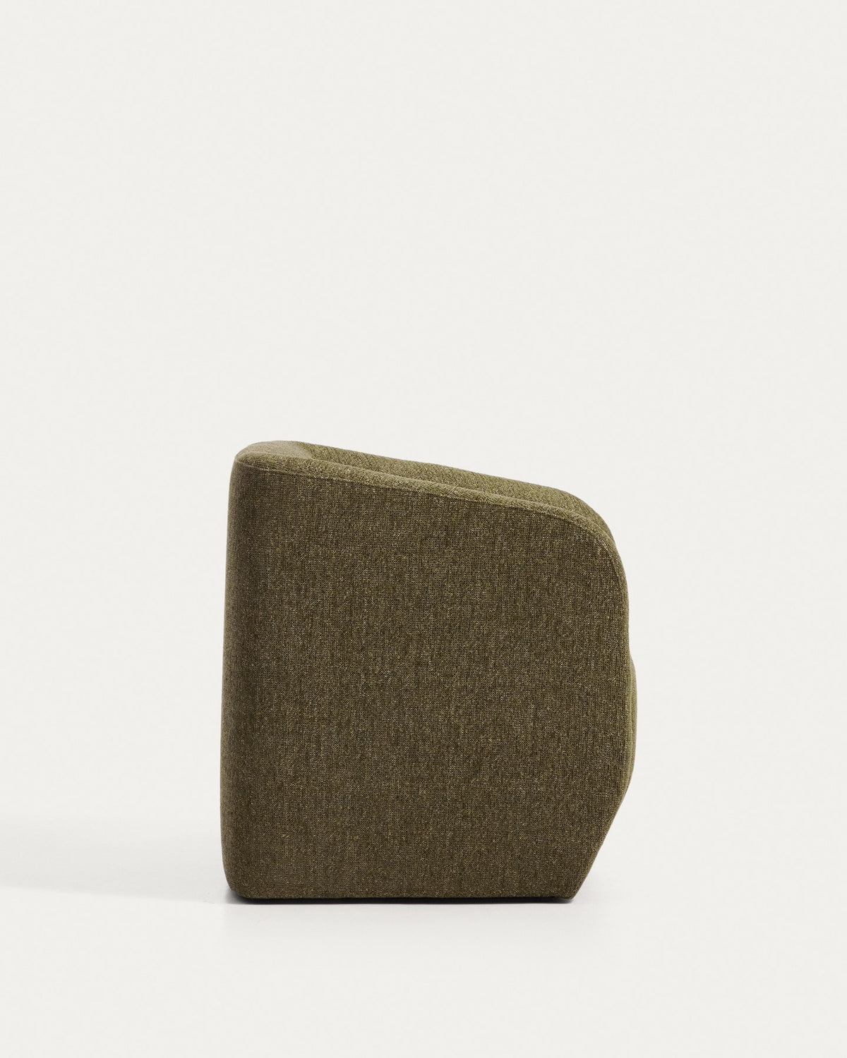 Sessel Milare von Kave Home mit olivgrünem Chenille-Bezug, abgerundeter Rückenlehne und Armlehnen sowie Kunststoffgleitern an den Beinen.
