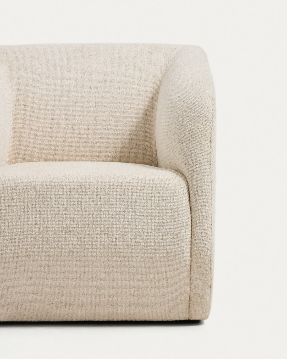 Beiger Sessel Milare aus Chenille-Stoff mit gepolsterter Sitzfläche, abgerundeten Armlehnen und Kunststoffgleitern, Frontalansicht.