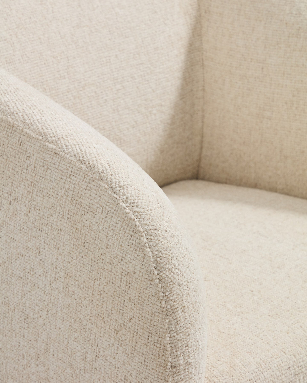 Beiger Sessel Milare aus Chenille-Stoff mit gepolsterter Sitzfläche, abgerundeten Armlehnen und Kunststoffgleitern, Frontalansicht.