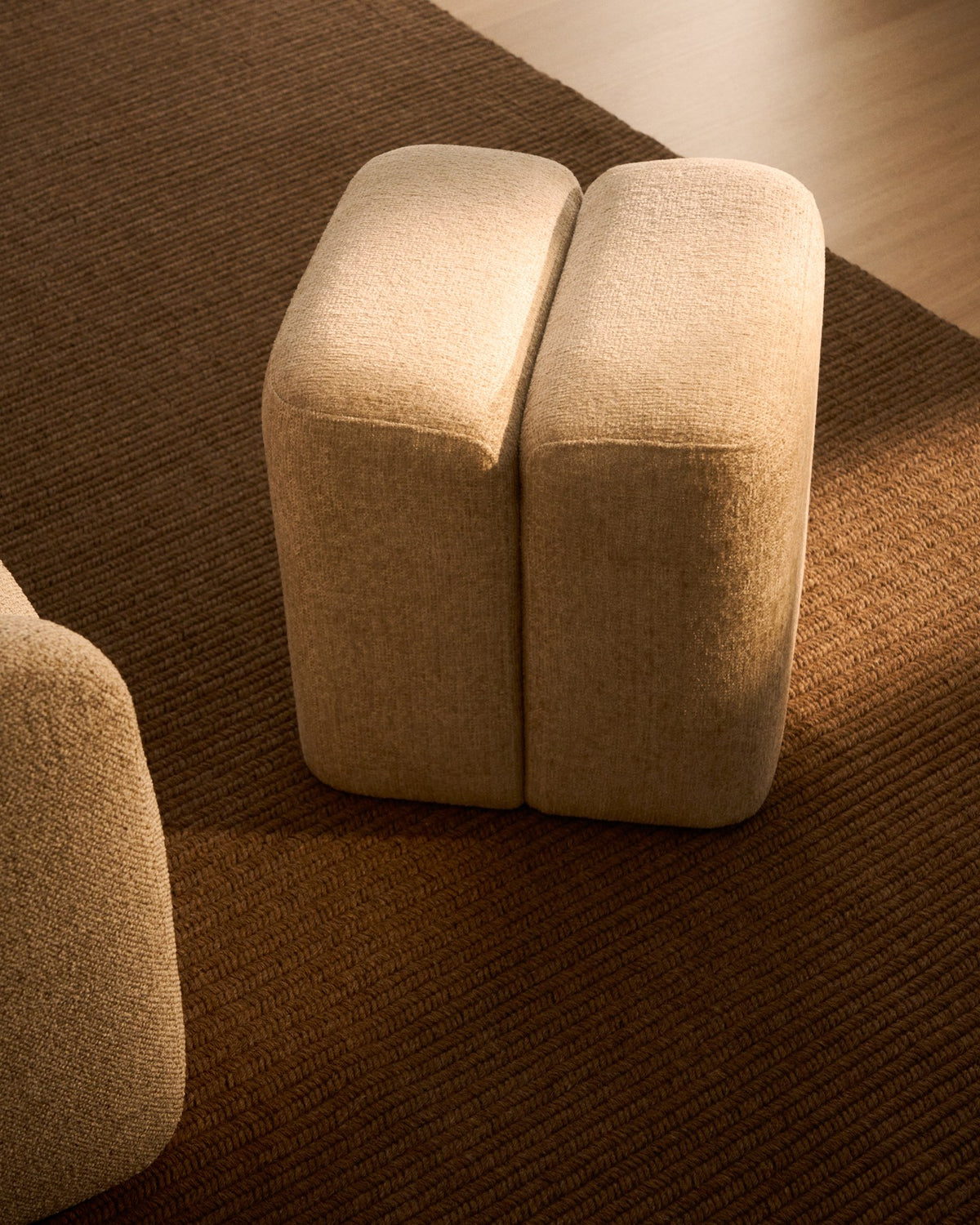 Quadratische Fussablage Nedilo von Kave Home in Beige, mit weichem Chenille-Bezug, gepolsterten Abschnitten und Kunststoffgleitern.
