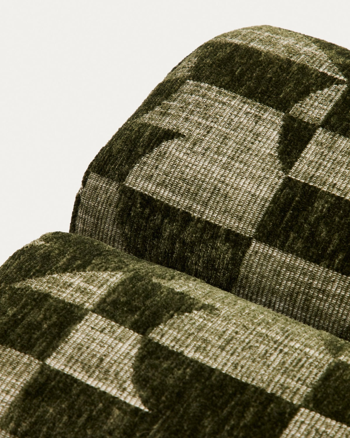 Quadratische Fussablage Nedilo von Kave Home, moosgrünes Chenille-Jacquard-Gewebe mit geometrischem Muster, gepolstert.