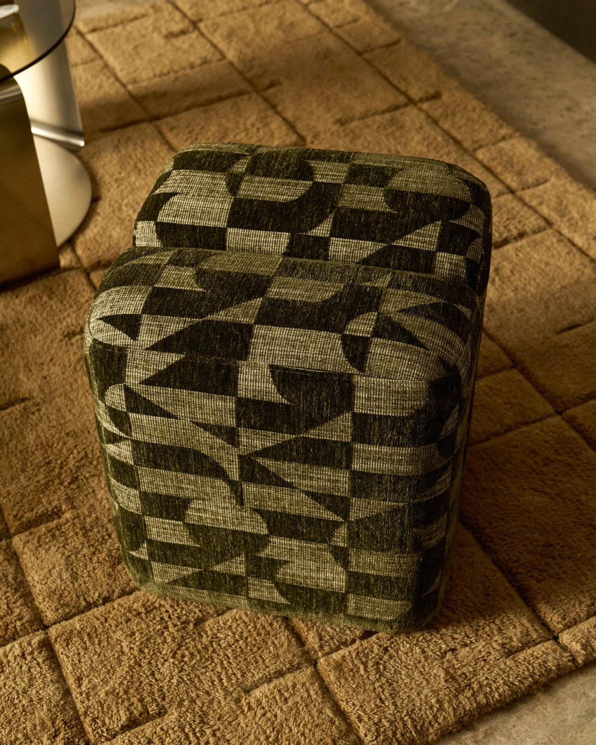 Quadratische Fussablage Nedilo von Kave Home, moosgrünes Chenille-Jacquard-Gewebe mit geometrischem Muster, gepolstert.