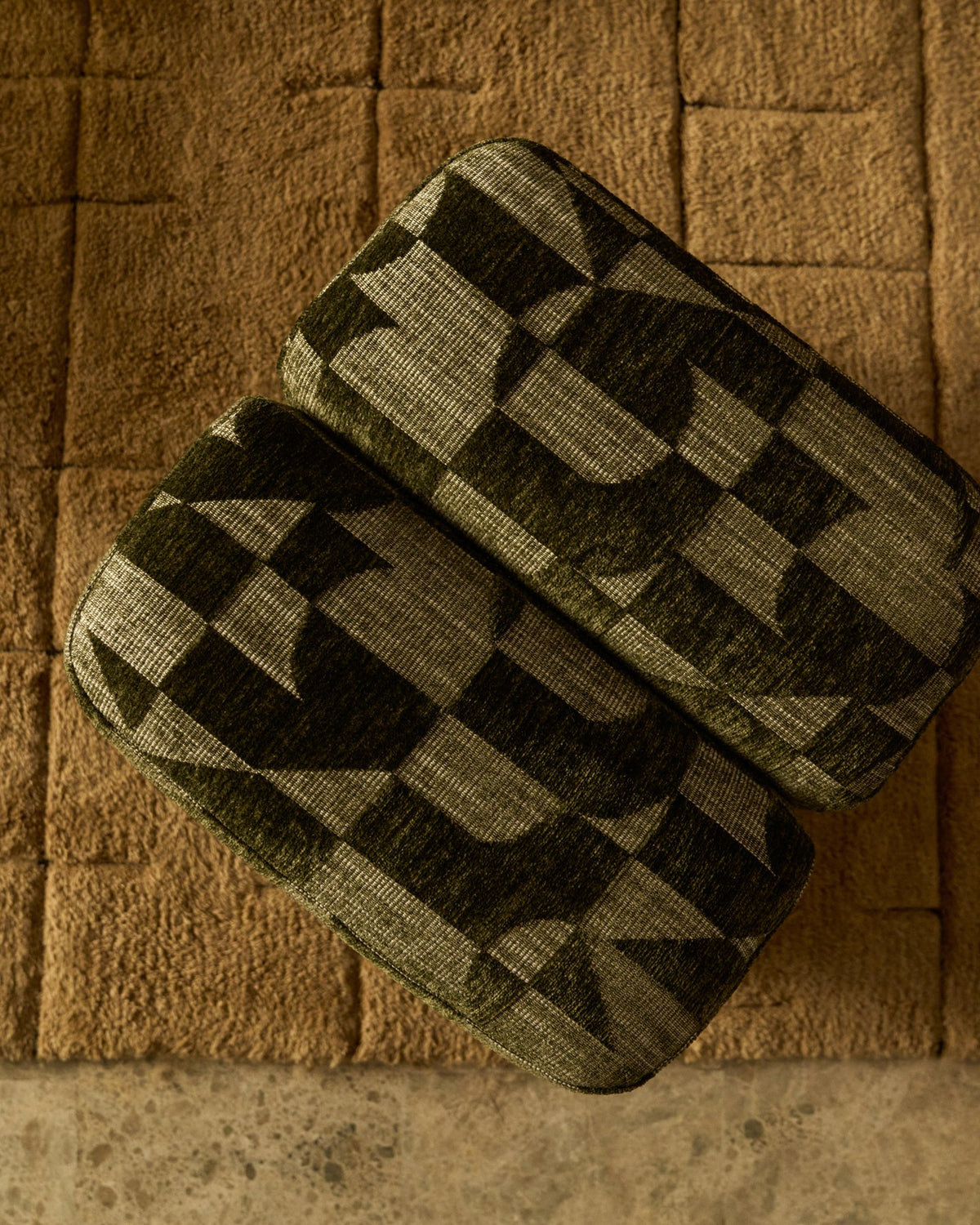 Quadratische Fussablage Nedilo von Kave Home, moosgrünes Chenille-Jacquard-Gewebe mit geometrischem Muster, gepolstert.