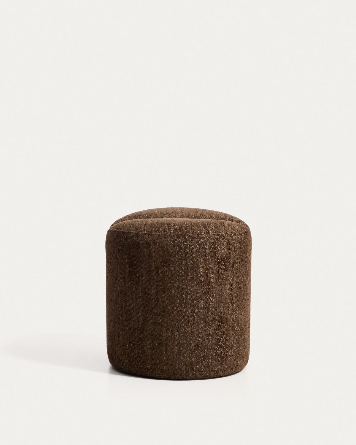 Runde Fussablage Nedilo aus dunkelbraunem Chenille-Gewebe mit gepolsterter, kompakter Form und Kunststoffgleitern, Durchmesser 45 cm.