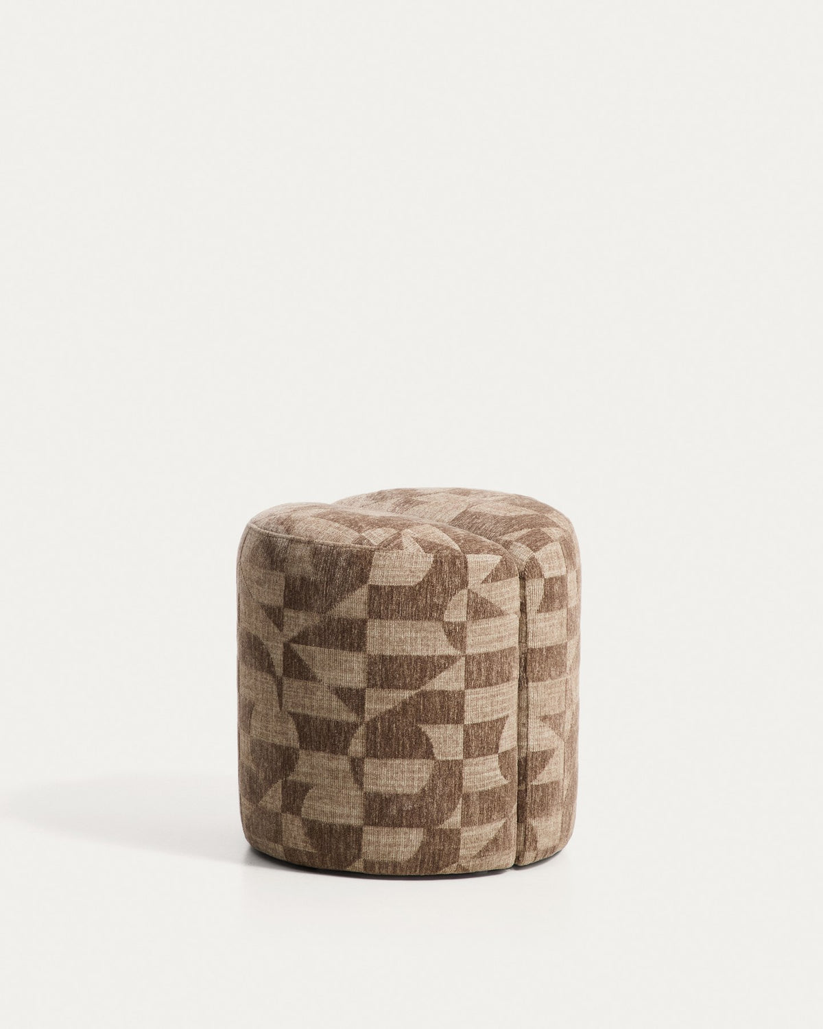 Runder Pouf Nedilo aus taupefarbenem Jacquard-Gewebe mit geometrischem Muster, gepolstert, zwei runde Elemente in der Mitte verbunden.