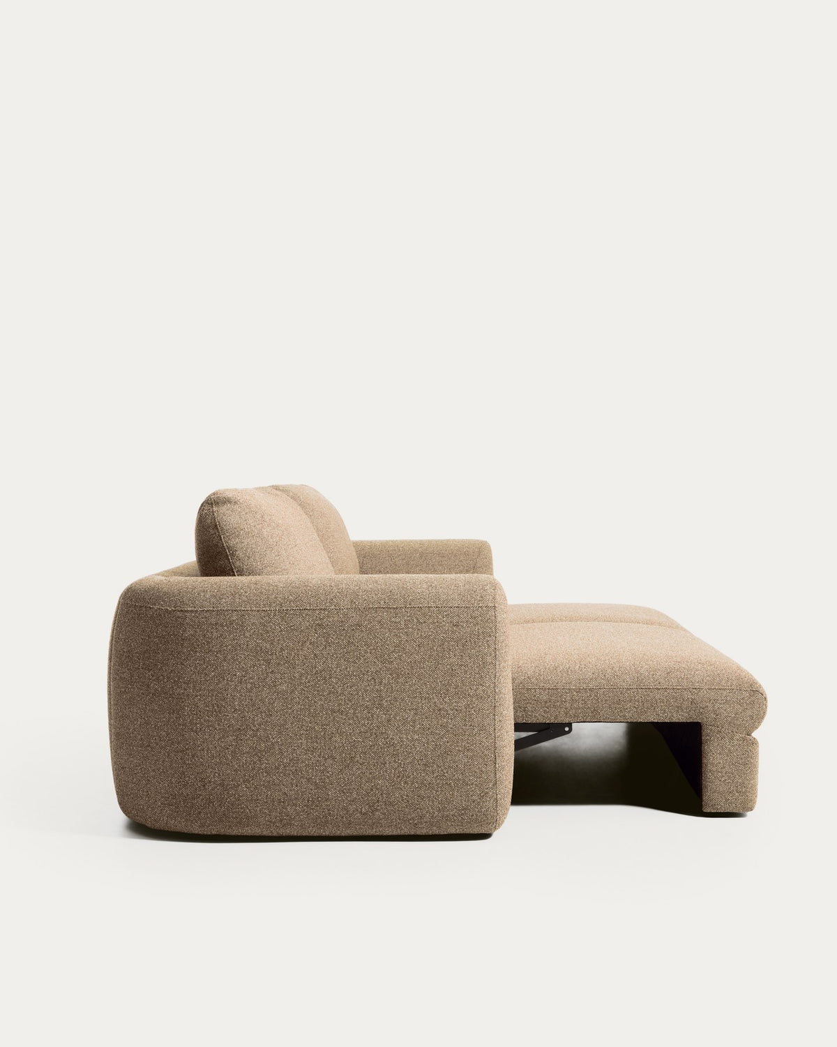 Taupefarbenes 4-Sitzer Schlafsofa Vera mit abgerundeten Armlehnen, schwarzen Beinen und strukturierter Gewebepolsterung, 240 cm breit.