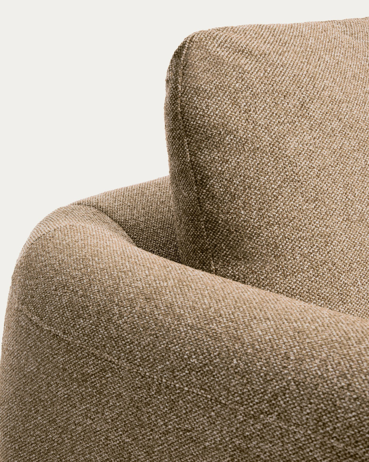Taupefarbenes 4-Sitzer Schlafsofa Vera mit abgerundeten Armlehnen, schwarzen Beinen und strukturierter Gewebepolsterung, 240 cm breit.