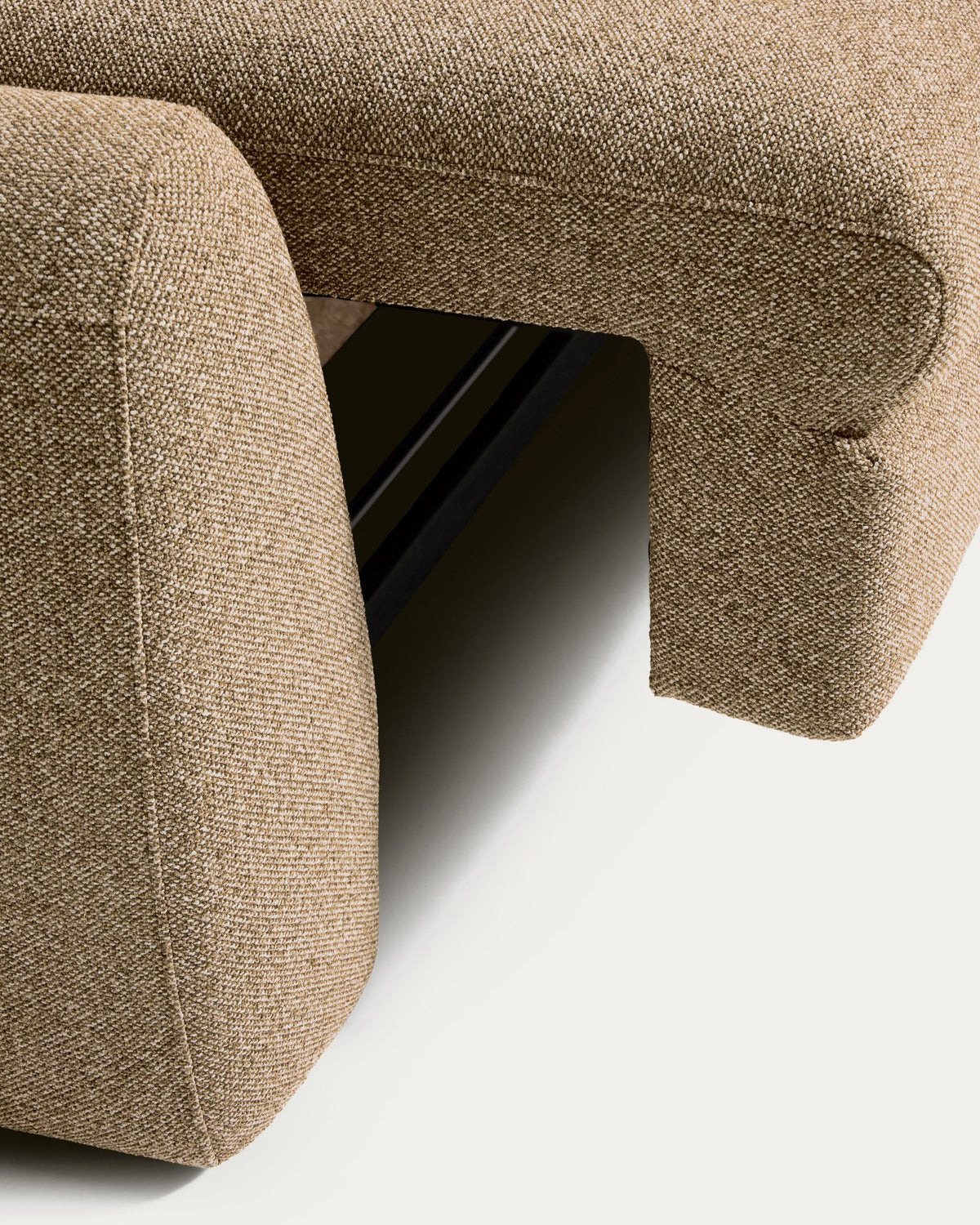 Taupefarbenes 4-Sitzer Schlafsofa Vera mit abgerundeten Armlehnen, schwarzen Beinen und strukturierter Gewebepolsterung, 240 cm breit.