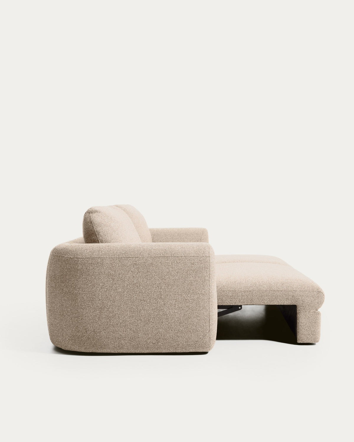 4-Sitzer Schlafsofa Vera in Beige von Kave Home mit abgerundeten Armlehnen, schwarzen Beinen und grob strukturiertem Gewebebezug, Bettsofa 240 cm breit.