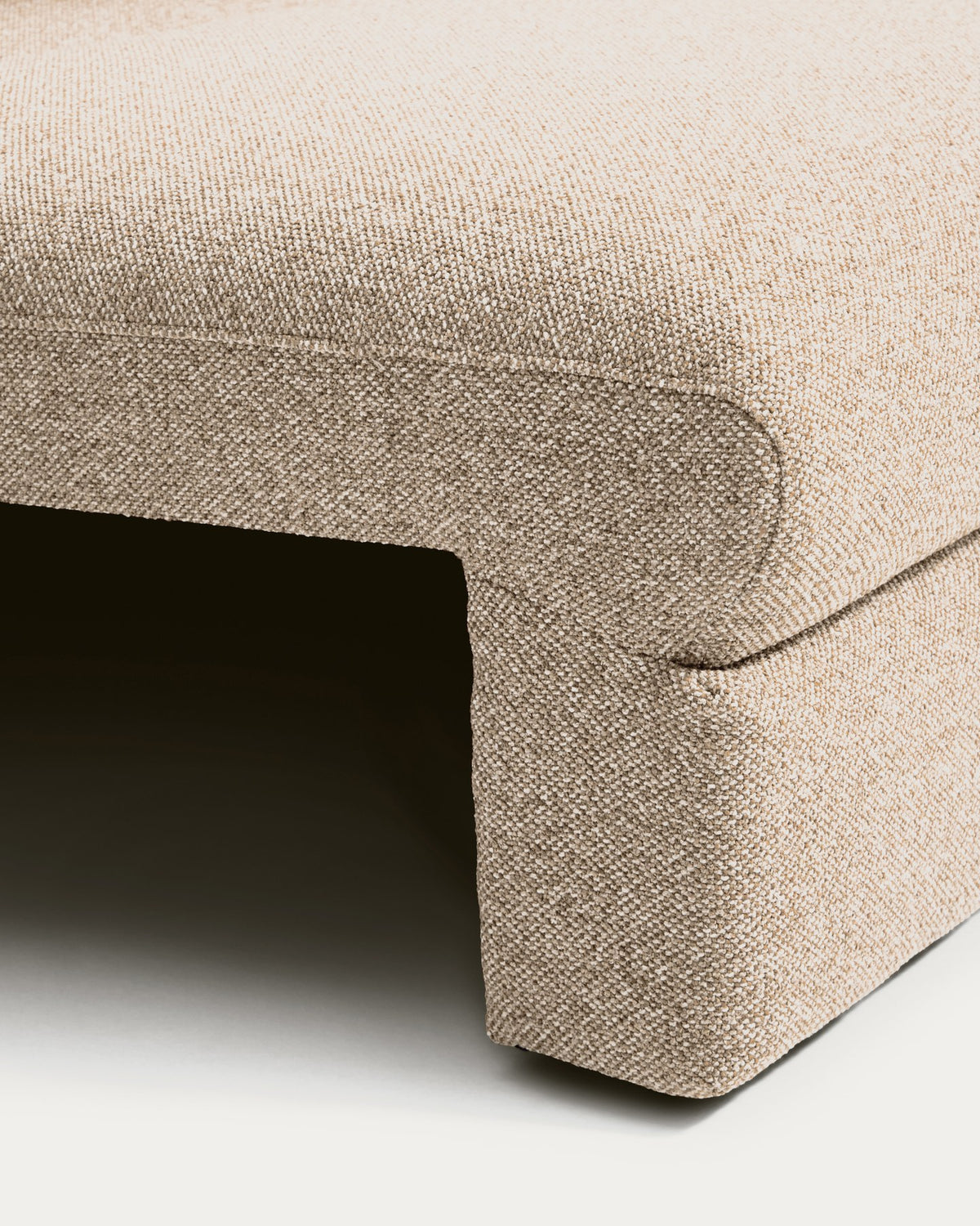 4-Sitzer Schlafsofa Vera in Beige von Kave Home mit abgerundeten Armlehnen, schwarzen Beinen und grob strukturiertem Gewebebezug, Bettsofa 240 cm breit.