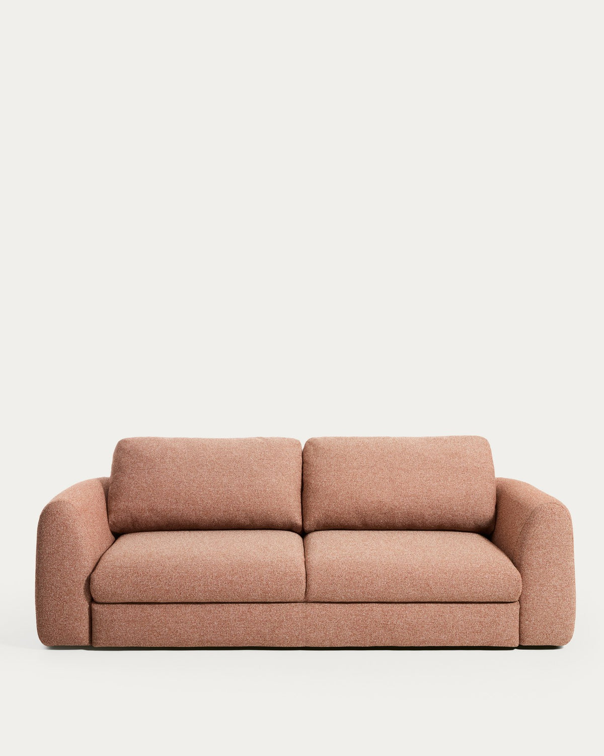 Foto des 4-Sitzer Schlafsofas Vera in Terrakotta von Kave Home mit abgerundeten Armlehnen, schwarzen Beinen und strukturiertem Gewebebezug.