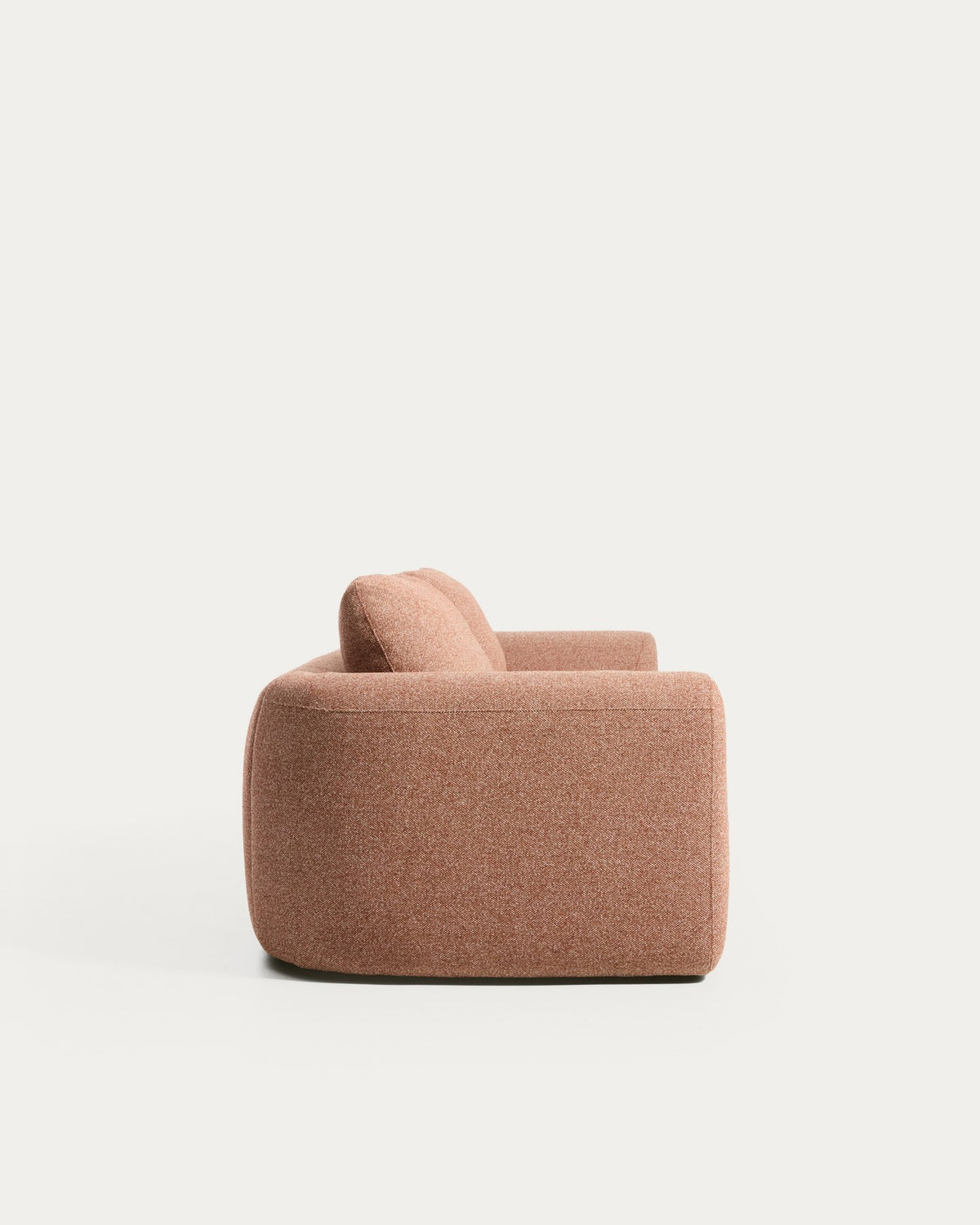 Foto des 4-Sitzer Schlafsofas Vera in Terrakotta von Kave Home mit abgerundeten Armlehnen, schwarzen Beinen und strukturiertem Gewebebezug.
