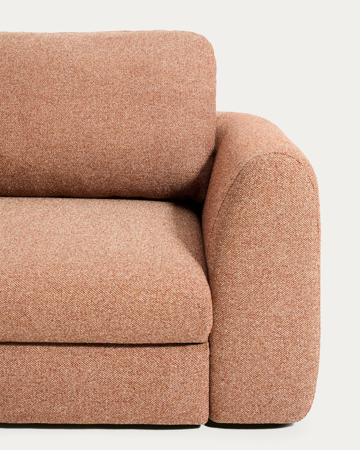 Foto des 4-Sitzer Schlafsofas Vera in Terrakotta von Kave Home mit abgerundeten Armlehnen, schwarzen Beinen und strukturiertem Gewebebezug.