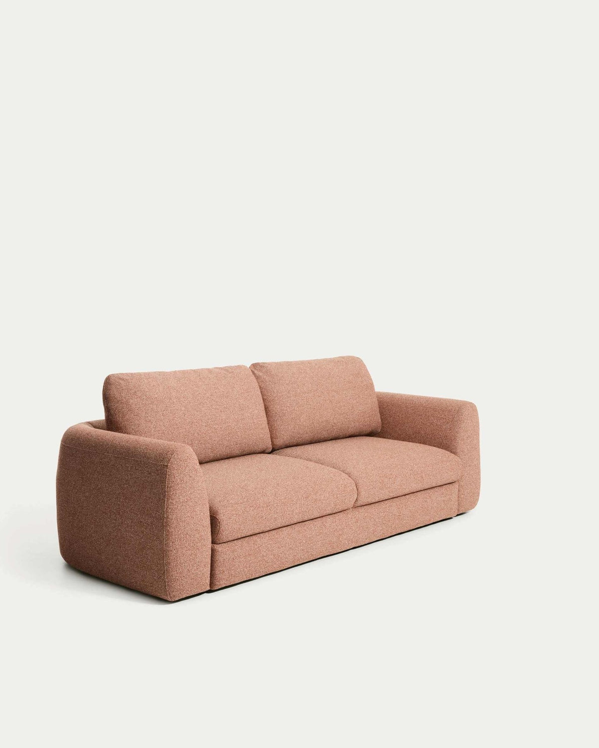 Foto des 4-Sitzer Schlafsofas Vera in Terrakotta von Kave Home mit abgerundeten Armlehnen, schwarzen Beinen und strukturiertem Gewebebezug.