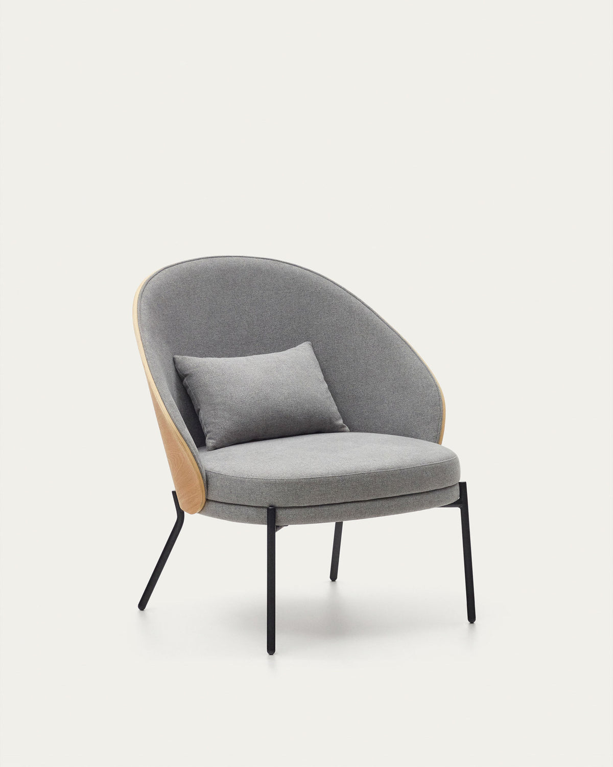Eamy Sessel hellgrau Eschenfurnier mit natürlichem Finish und Metall in Schwarz in Grau präsentiert im Onlineshop von KAQTU Design AG. Sessel ist von Kave Home