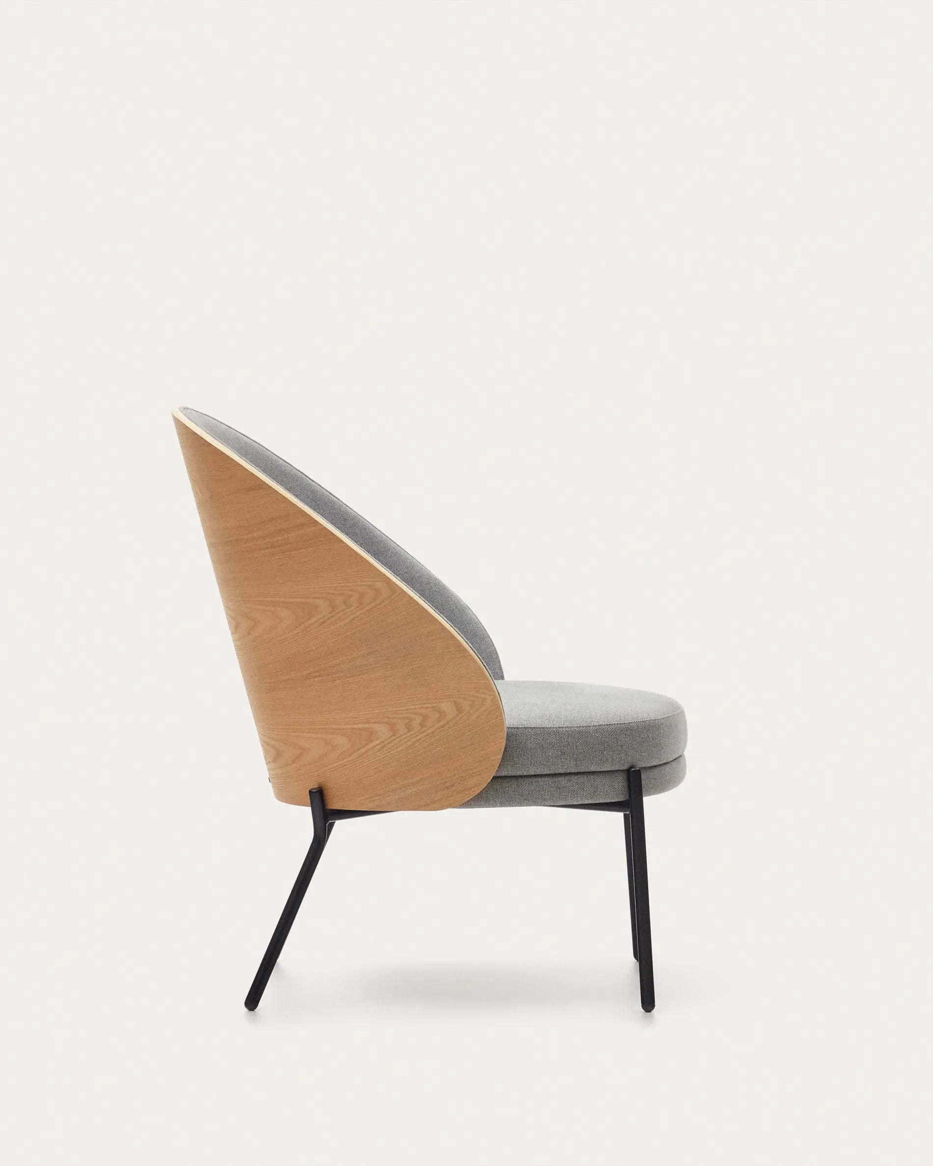 Eleganter Eamy Sessel in hellgrau mit Eschenfurnier und schwarzem Metall, vereint Komfort und modernes Design.