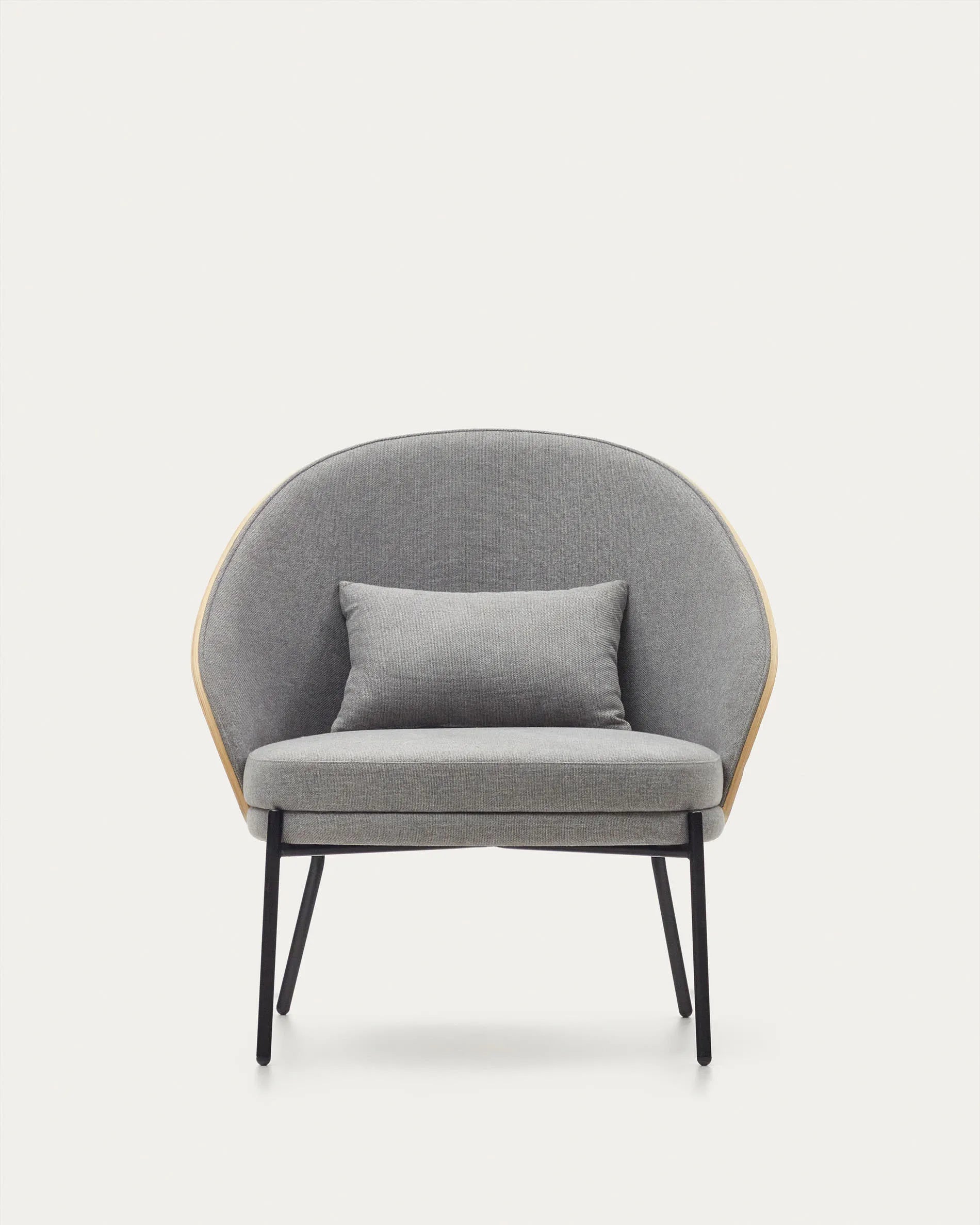 Eleganter Eamy Sessel in hellgrau mit Eschenfurnier und schwarzem Metall, vereint Komfort und modernes Design.