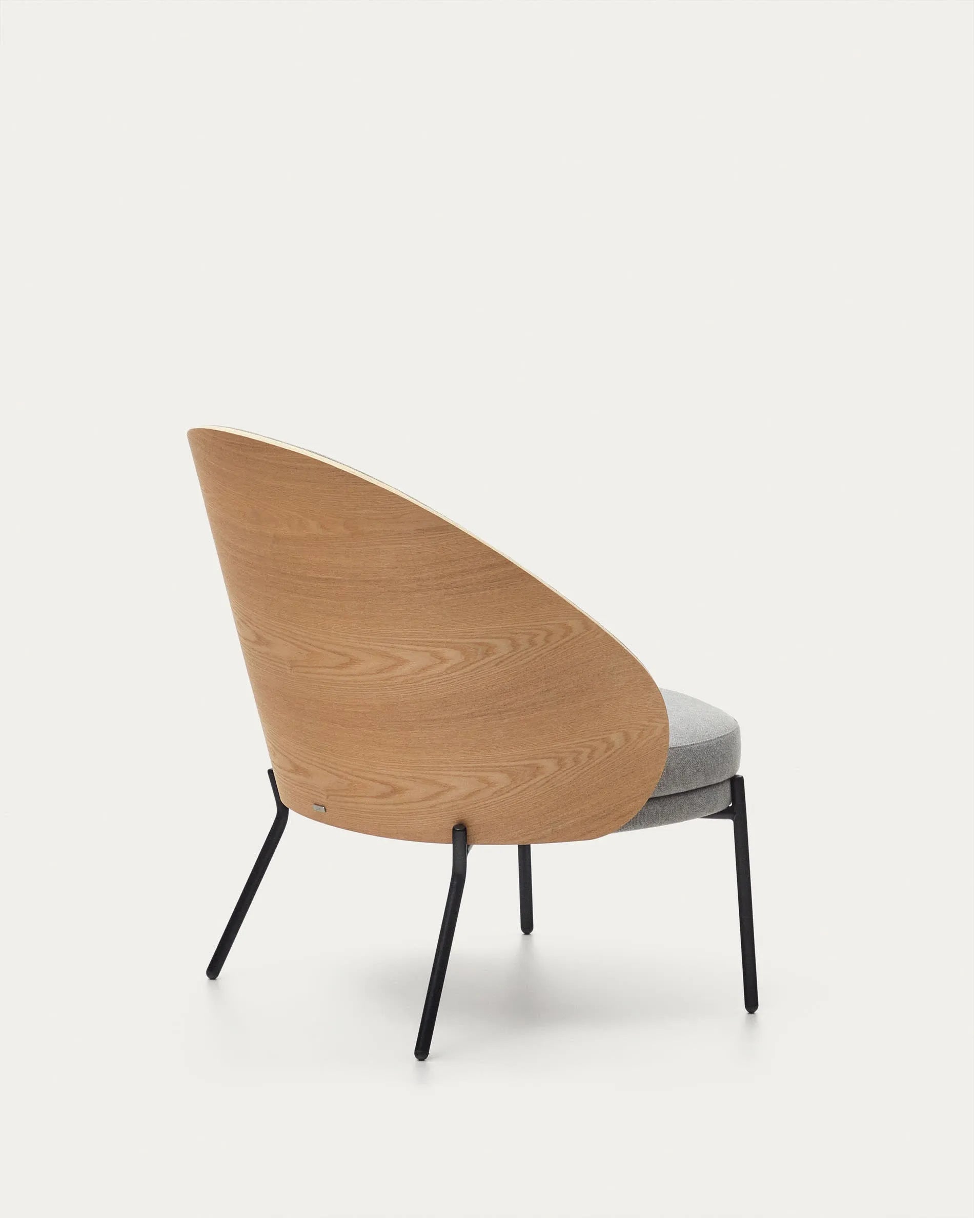 Eleganter Eamy Sessel in hellgrau mit Eschenfurnier und schwarzem Metall, vereint Komfort und modernes Design.