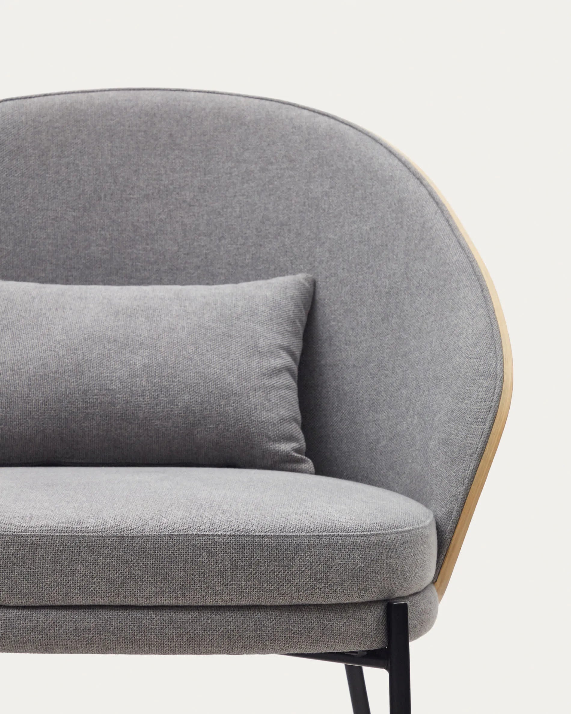 Eleganter Eamy Sessel in hellgrau mit Eschenfurnier und schwarzem Metall, vereint Komfort und modernes Design.