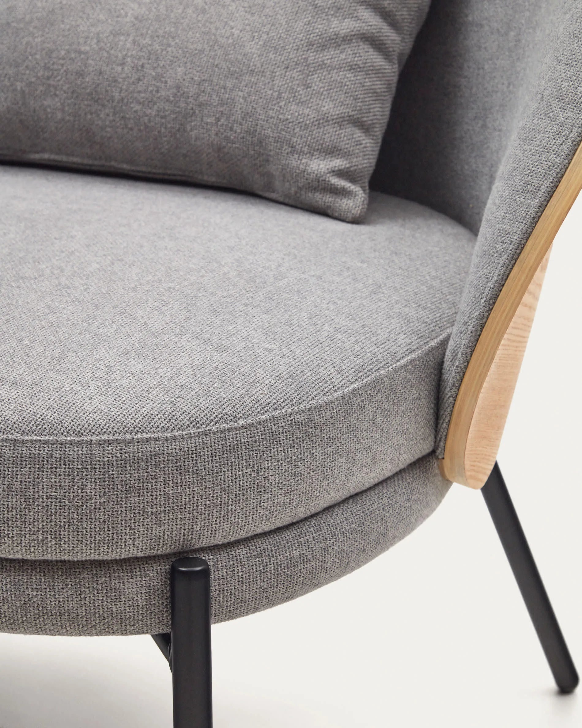 Eleganter Eamy Sessel in hellgrau mit Eschenfurnier und schwarzem Metall, vereint Komfort und modernes Design.