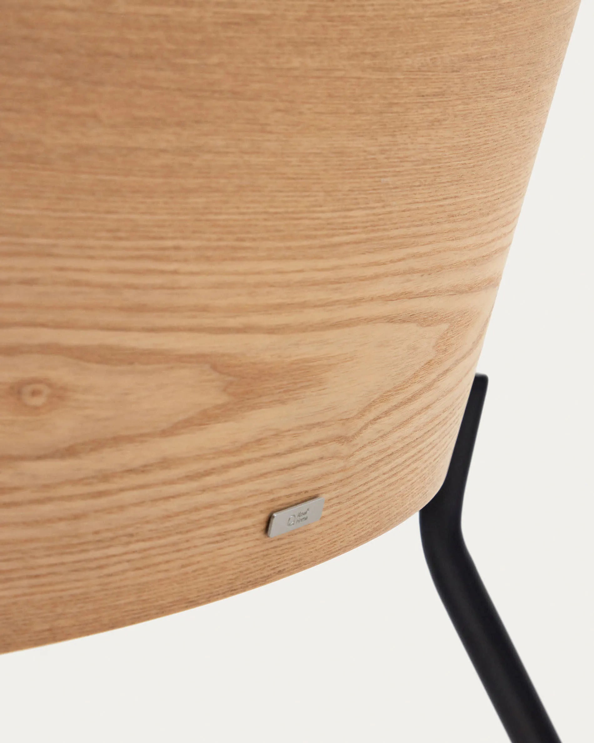 Eleganter Eamy Sessel in hellgrau mit Eschenfurnier und schwarzem Metall, vereint Komfort und modernes Design.