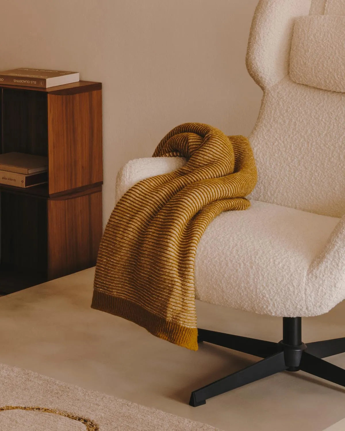 Zalina Drehsessel: Modernes Design in weißem Bouclé und schwarzem Stahl.