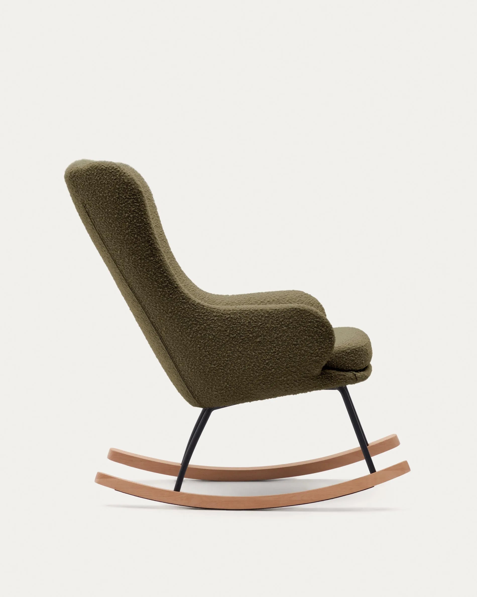 Eleganter Schaukelstuhl mit dunkelgrünem Bouclé, Stahl- und Buchenholzgestell, ideal für stilvolle Entspannung.
