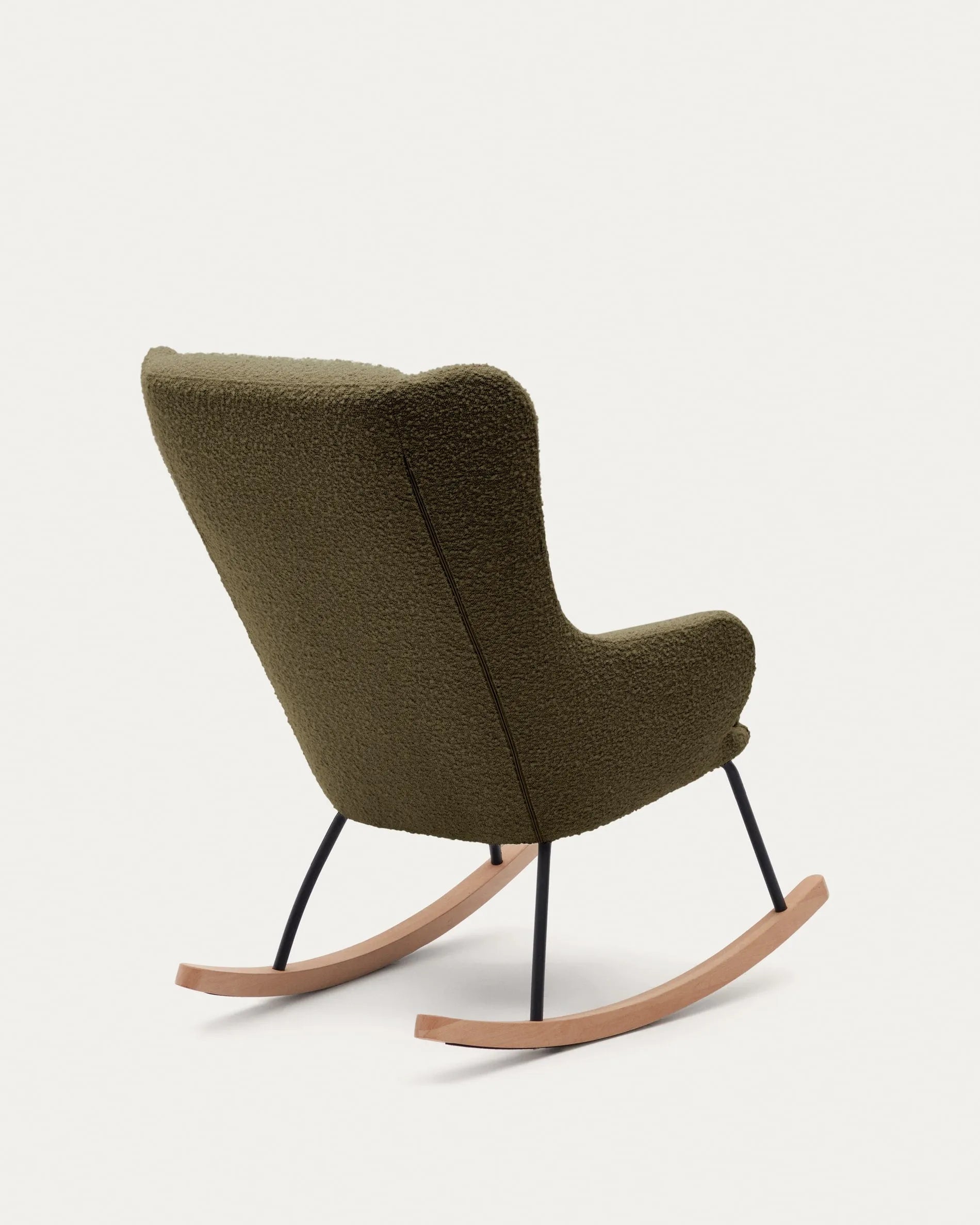 Eleganter Schaukelstuhl mit dunkelgrünem Bouclé, Stahl- und Buchenholzgestell, ideal für stilvolle Entspannung.