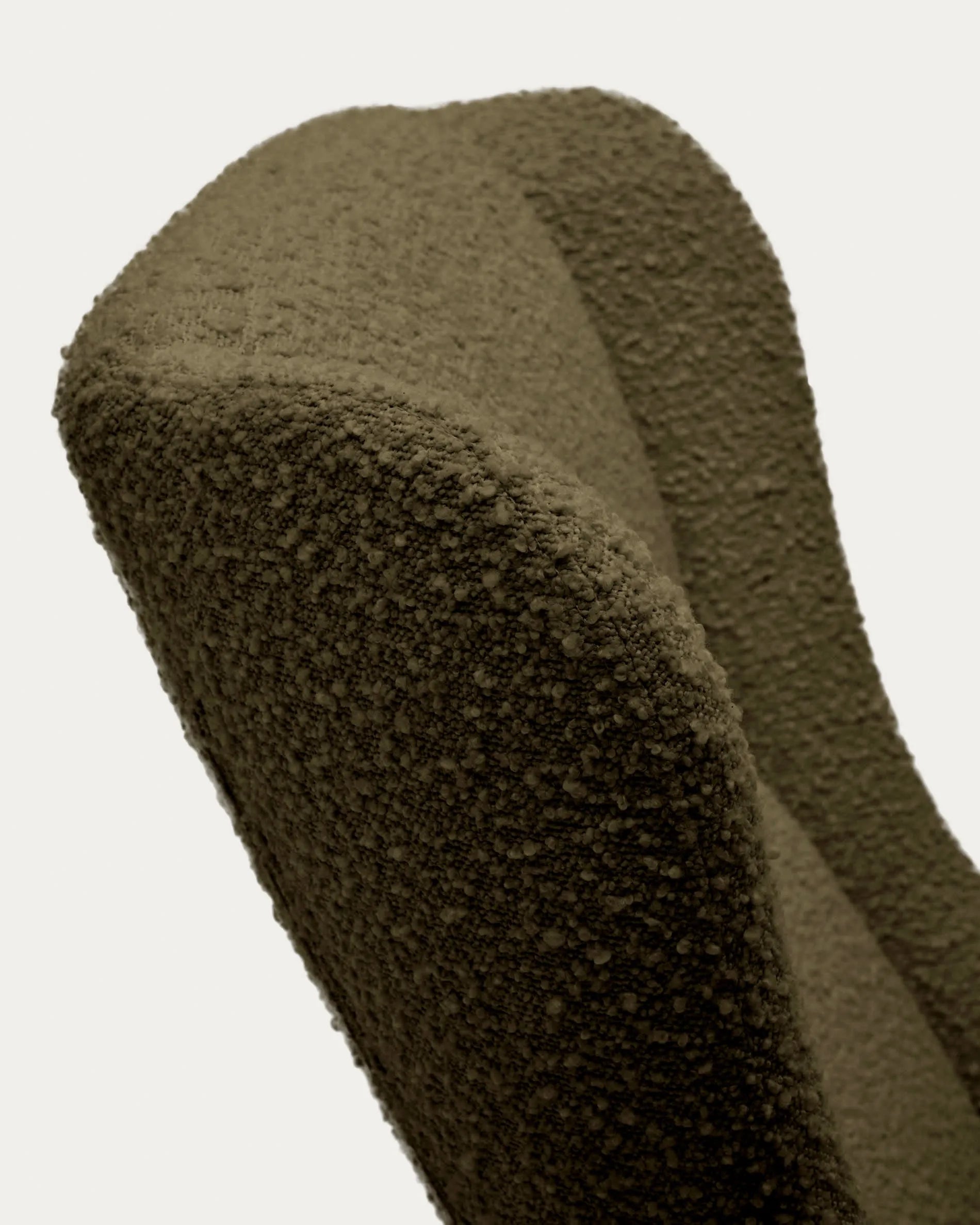 Eleganter Schaukelstuhl mit dunkelgrünem Bouclé, Stahl- und Buchenholzgestell, ideal für stilvolle Entspannung.