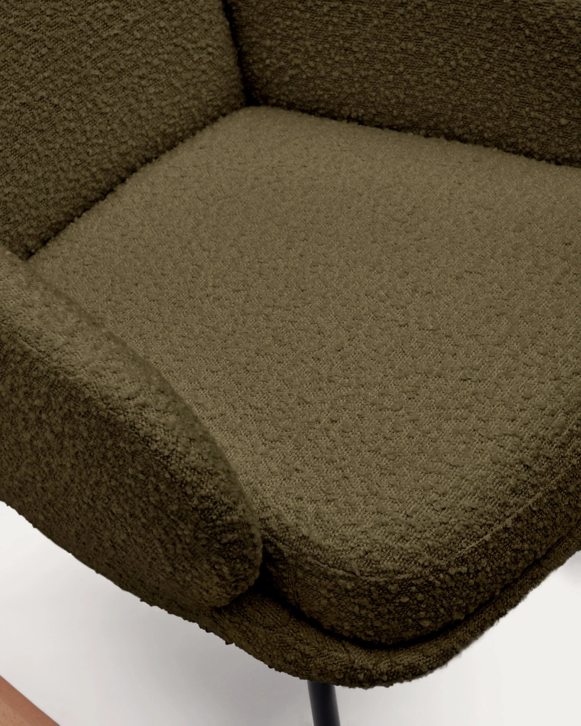 Eleganter Schaukelstuhl mit dunkelgrünem Bouclé, Stahl- und Buchenholzgestell, ideal für stilvolle Entspannung.