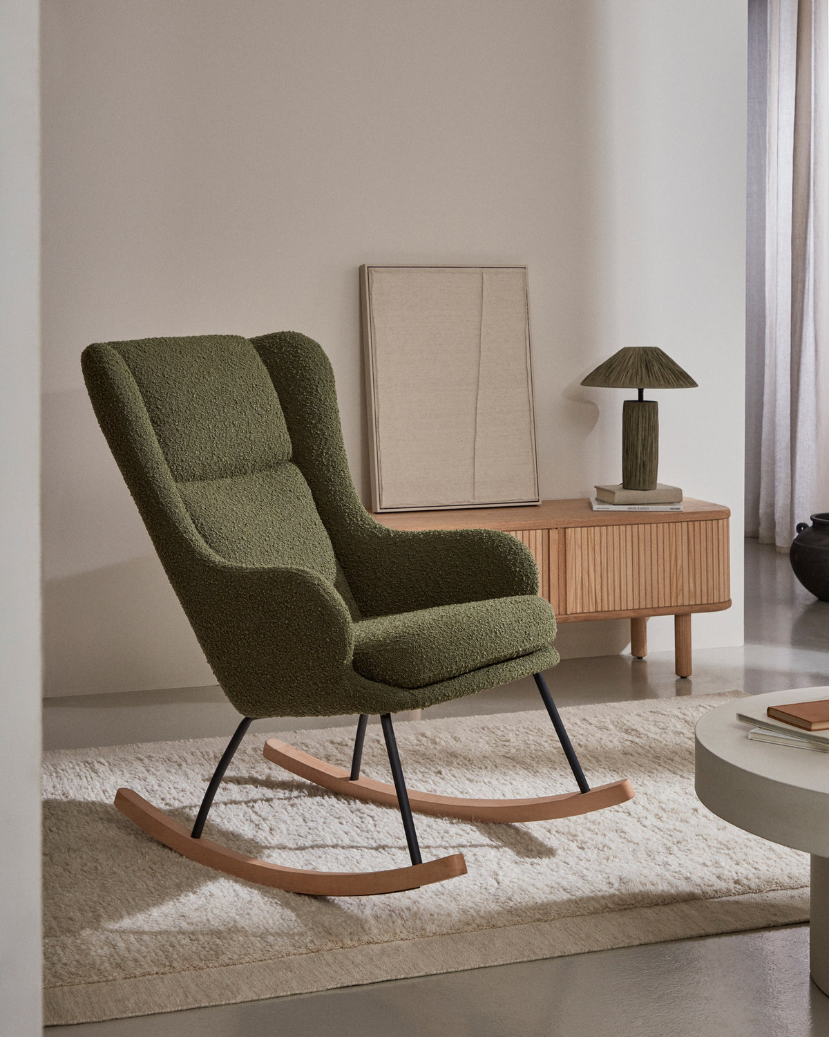 Maustin Schaukelstuhl mit dunkelgrünem Bouclé und Gestell aus Stahl und Buchenholz in Grün, Natur, Schwarz präsentiert im Onlineshop von KAQTU Design AG. Schaukelstuhl ist von Kave Home