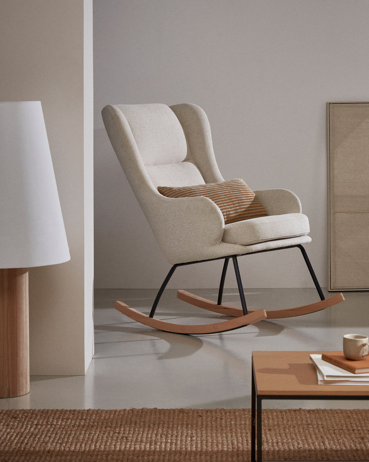 Maustin Schaukelstuhl mit Chenille in Beige und Gestell aus Stahl und Buchenholz in Beige, Natur, Schwarz präsentiert im Onlineshop von KAQTU Design AG. Schaukelstuhl ist von Kave Home